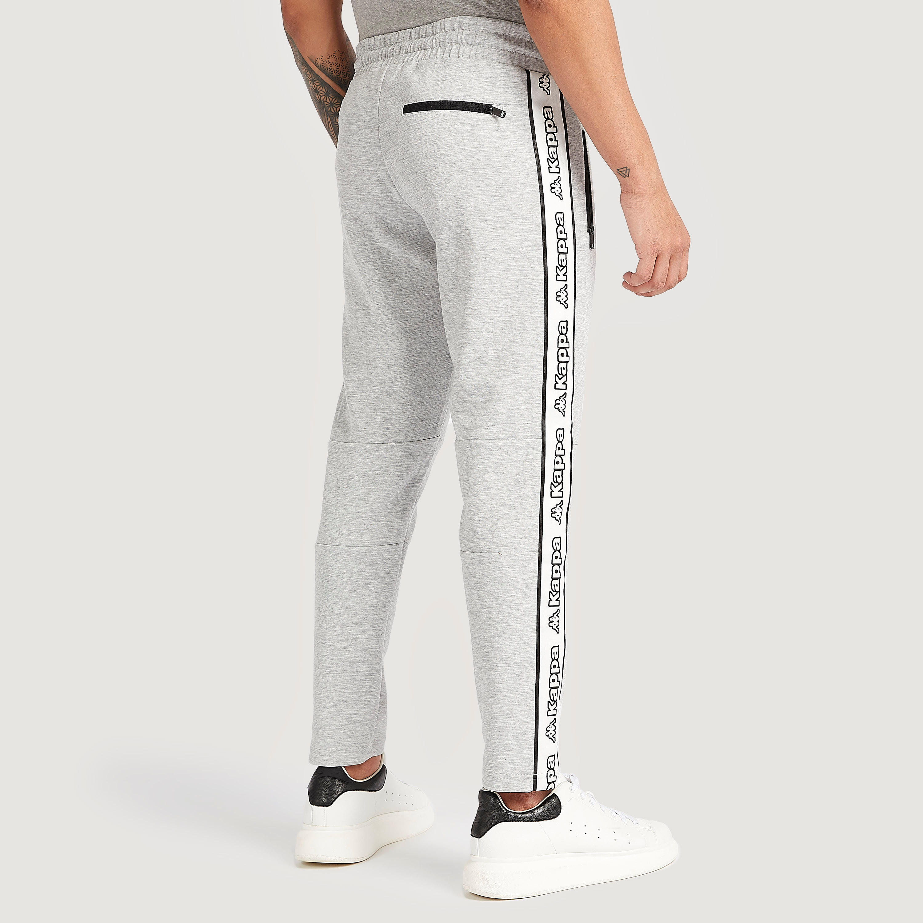 بنطلون رياضي بجيوب بسحّاب وطبعات من كابا-men-clothing-sportswearandactivewear-tracksuits-image-4