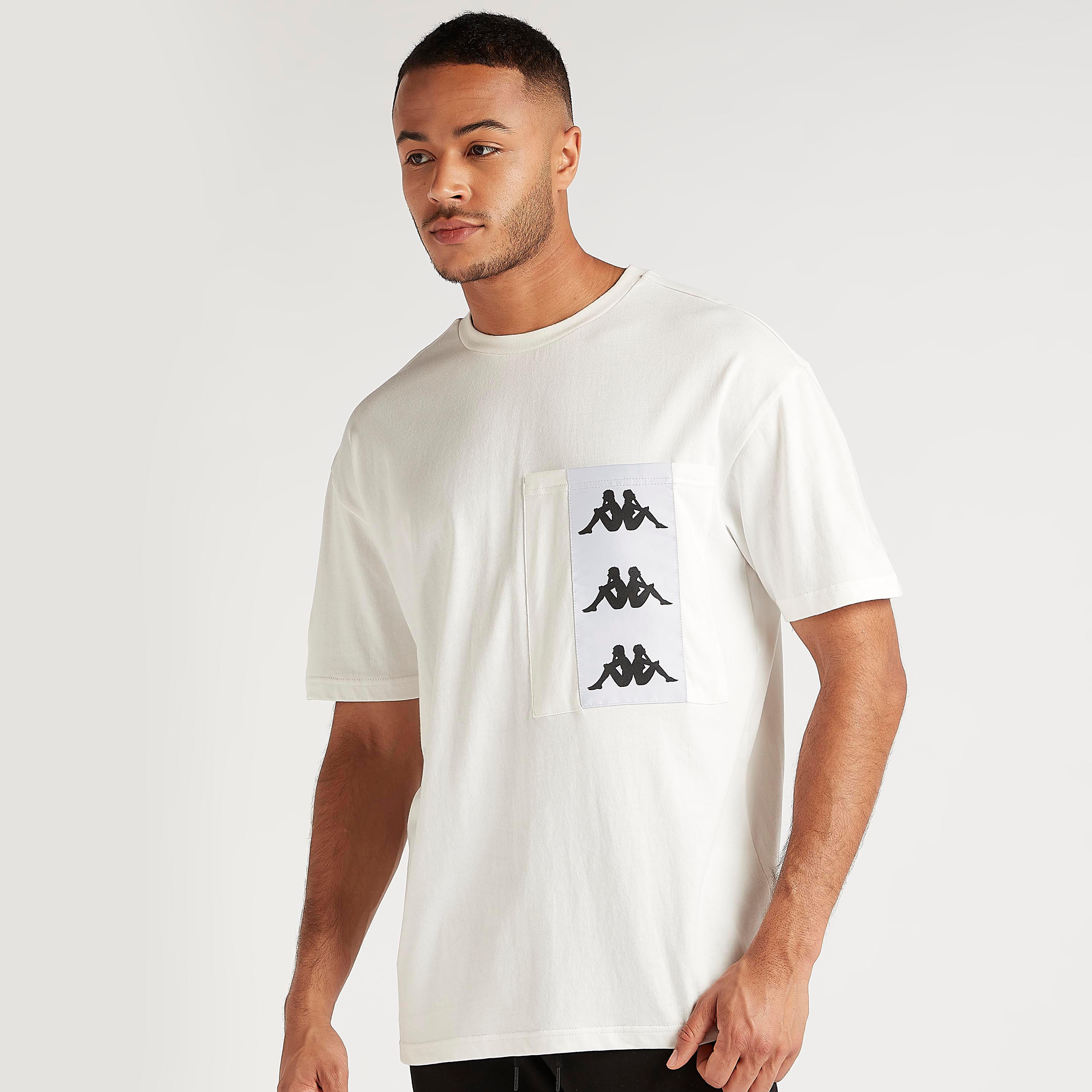 تيشيرت بياقة ضيّقة وأكمام قصيرة وطبعات من كابا-men-clothing-sportswearandactivewear-tshirtsandpolos-image-1