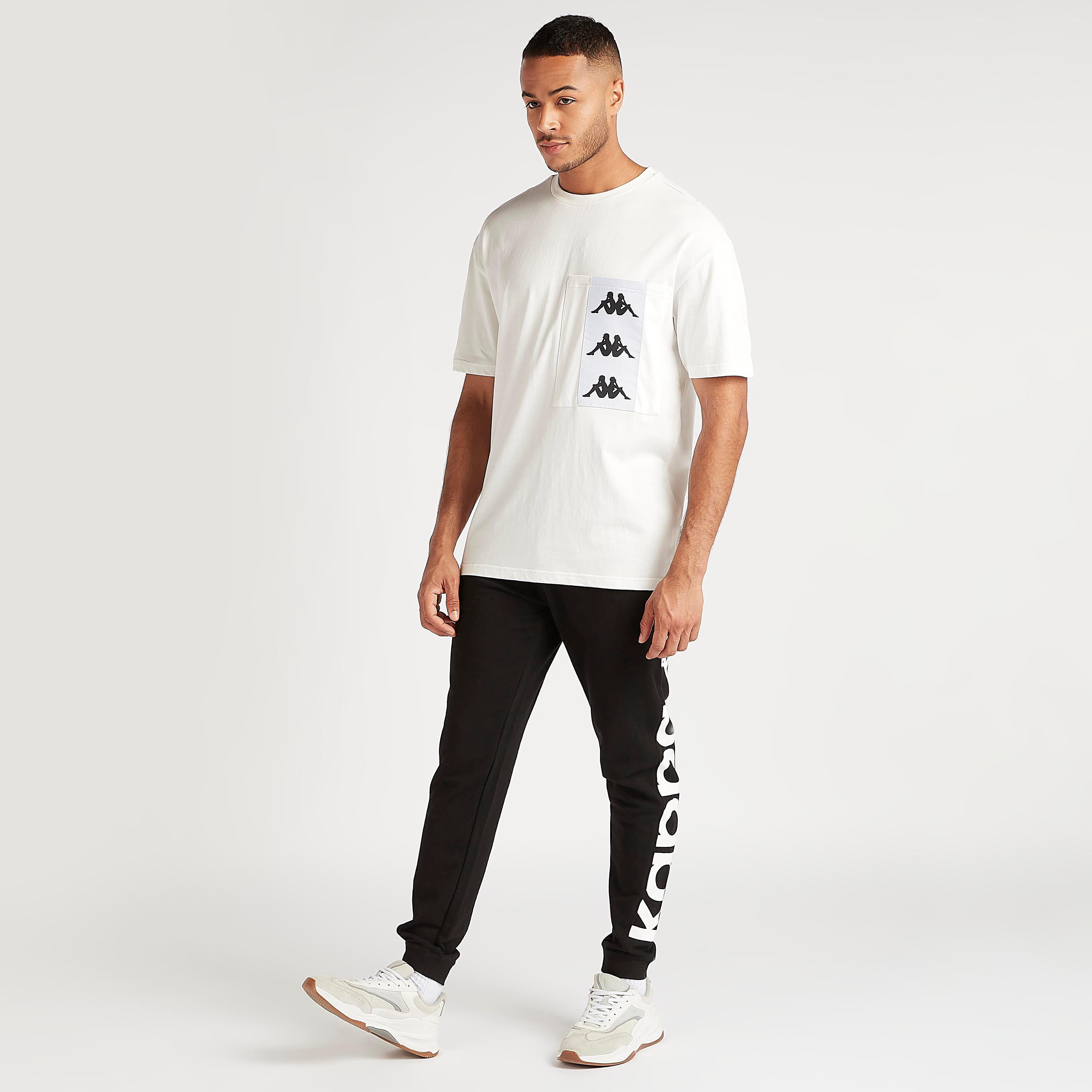 تيشيرت بياقة ضيّقة وأكمام قصيرة وطبعات من كابا-men-clothing-sportswearandactivewear-tshirtsandpolos-image-2