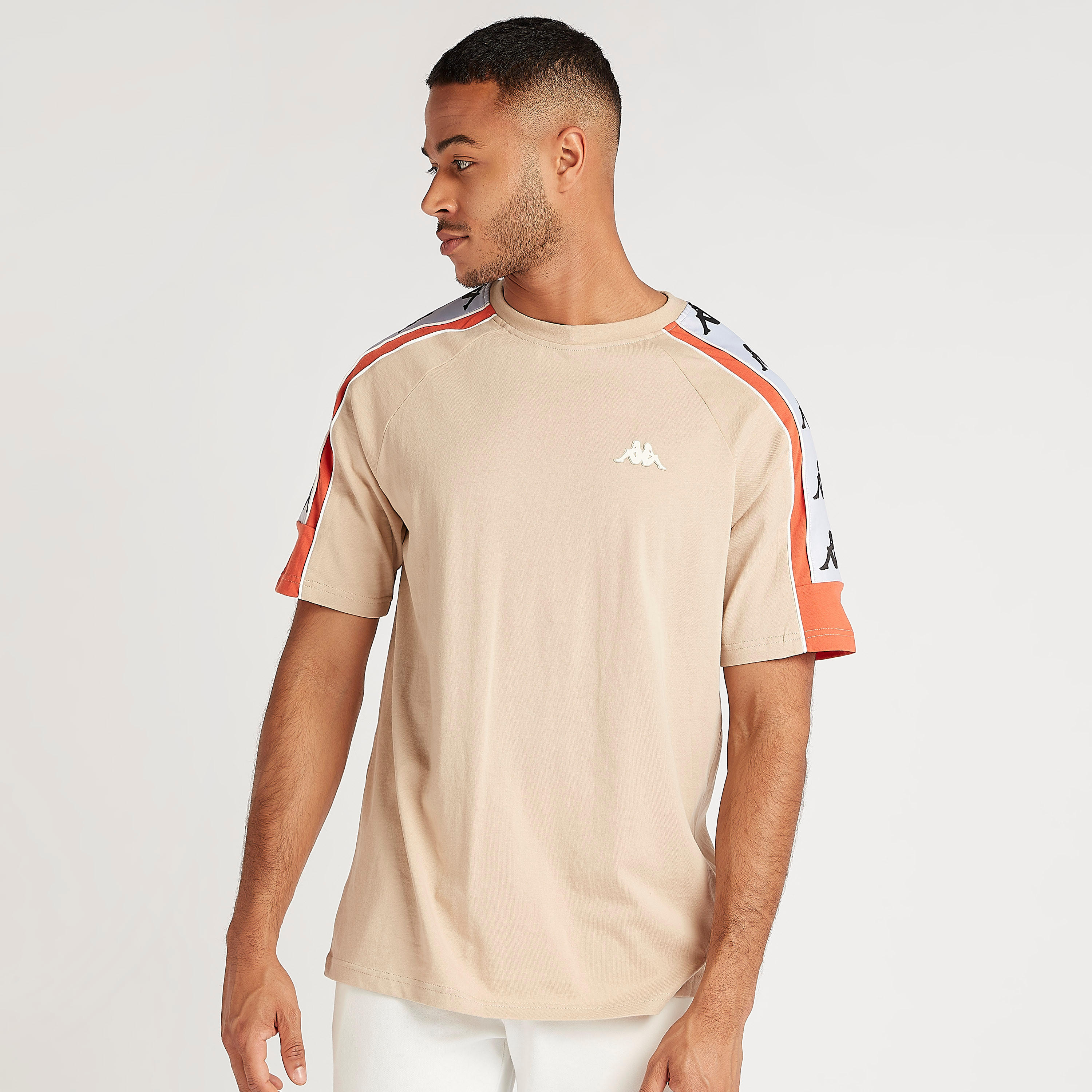 تيشيرت بياقة ضيّقة وأكمام قصيرة وطبعات من كابا-men-clothing-sportswearandactivewear-tshirtsandpolos-image-1