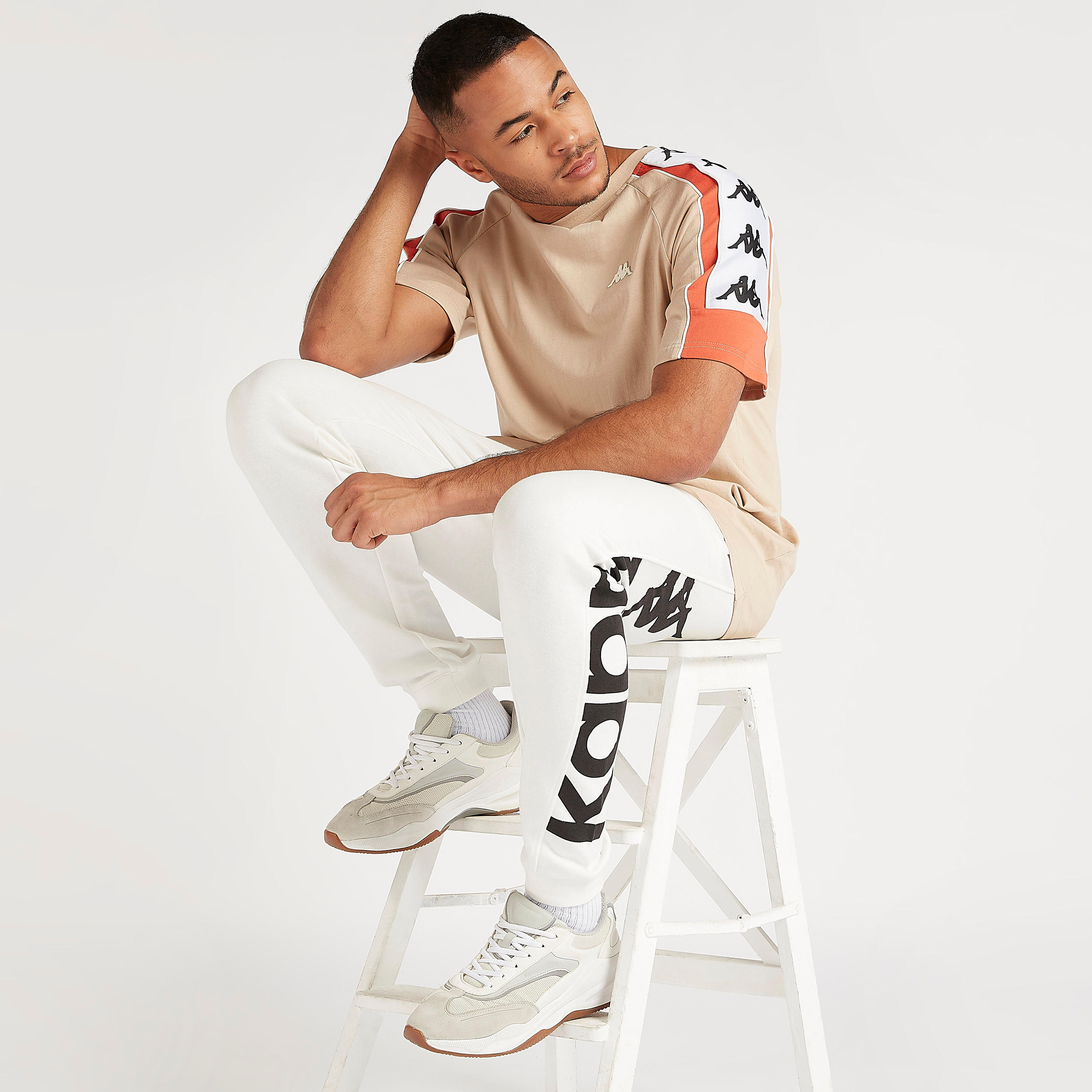 تيشيرت بياقة ضيّقة وأكمام قصيرة وطبعات من كابا-men-clothing-sportswearandactivewear-tshirtsandpolos-image-2