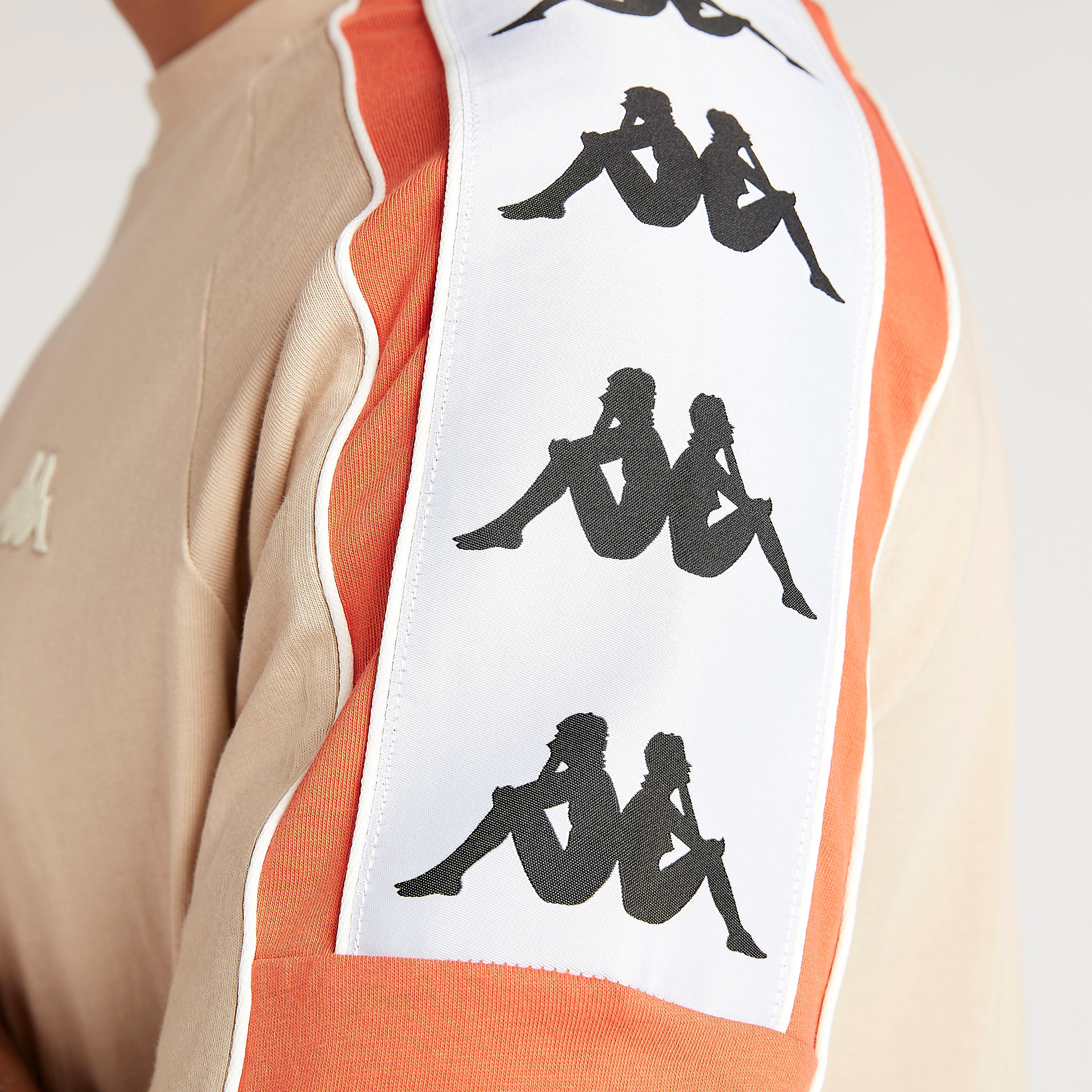 تيشيرت بياقة ضيّقة وأكمام قصيرة وطبعات من كابا-men-clothing-sportswearandactivewear-tshirtsandpolos-image-3