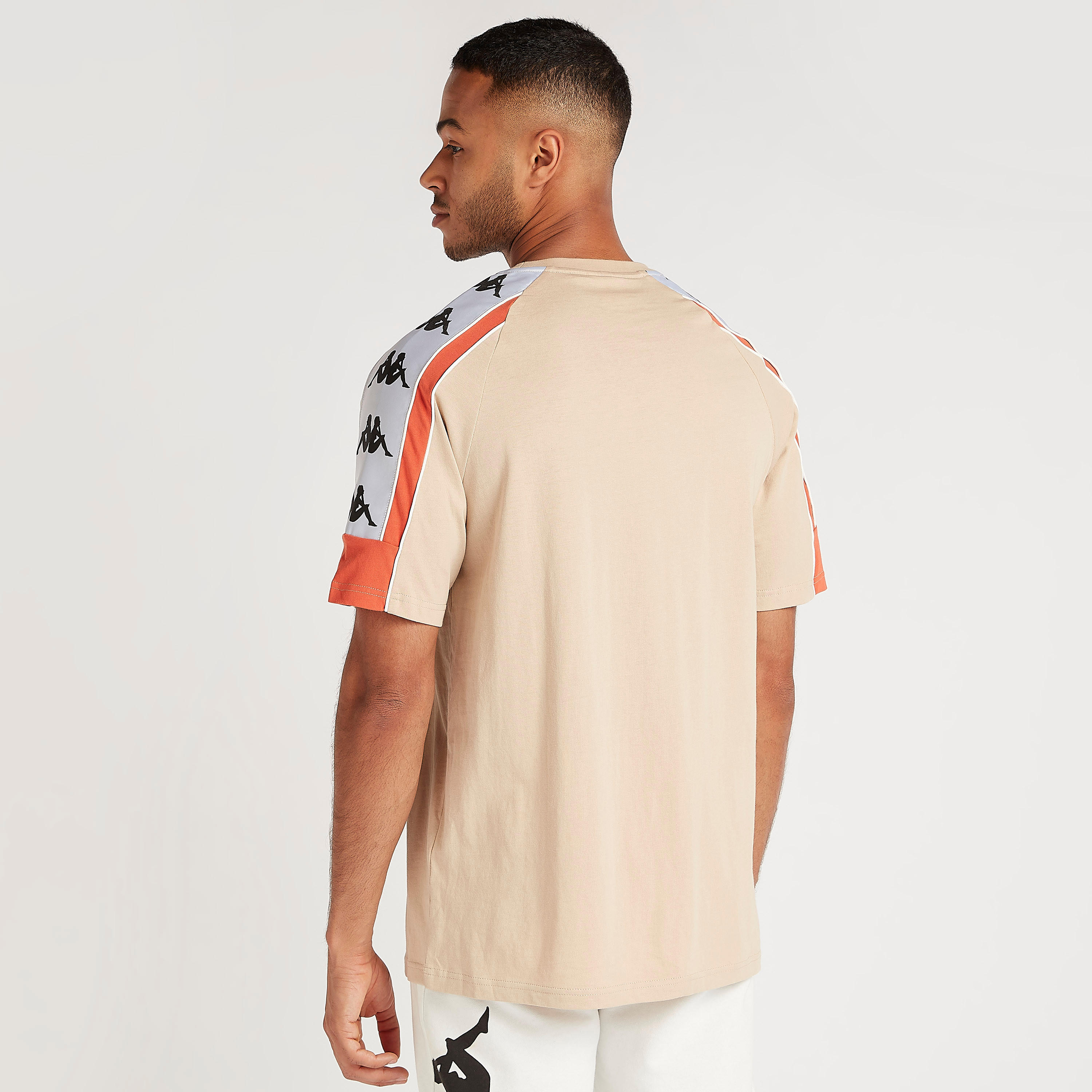 تيشيرت بياقة ضيّقة وأكمام قصيرة وطبعات من كابا-men-clothing-sportswearandactivewear-tshirtsandpolos-image-4