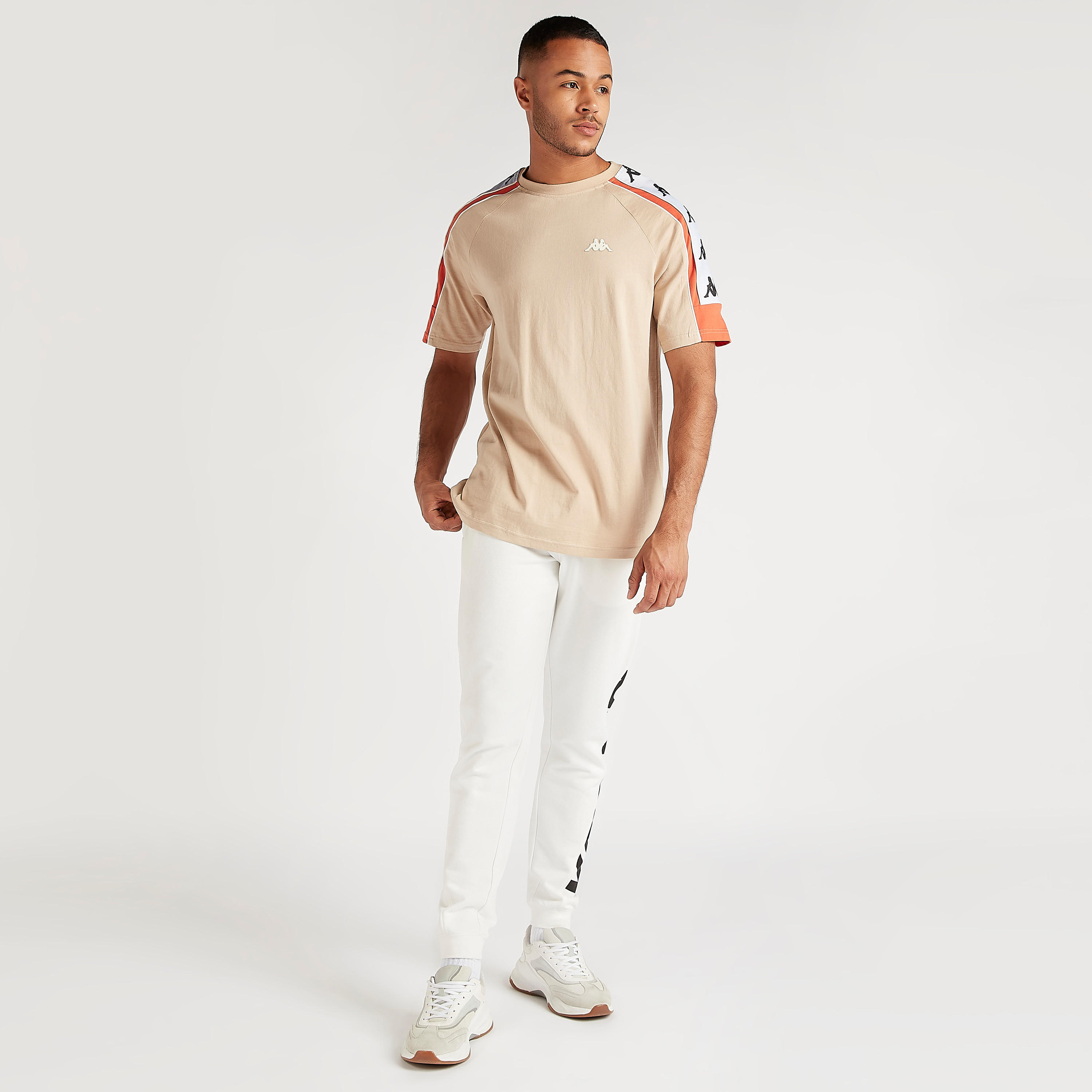تيشيرت بياقة ضيّقة وأكمام قصيرة وطبعات من كابا-men-clothing-sportswearandactivewear-tshirtsandpolos-image-5