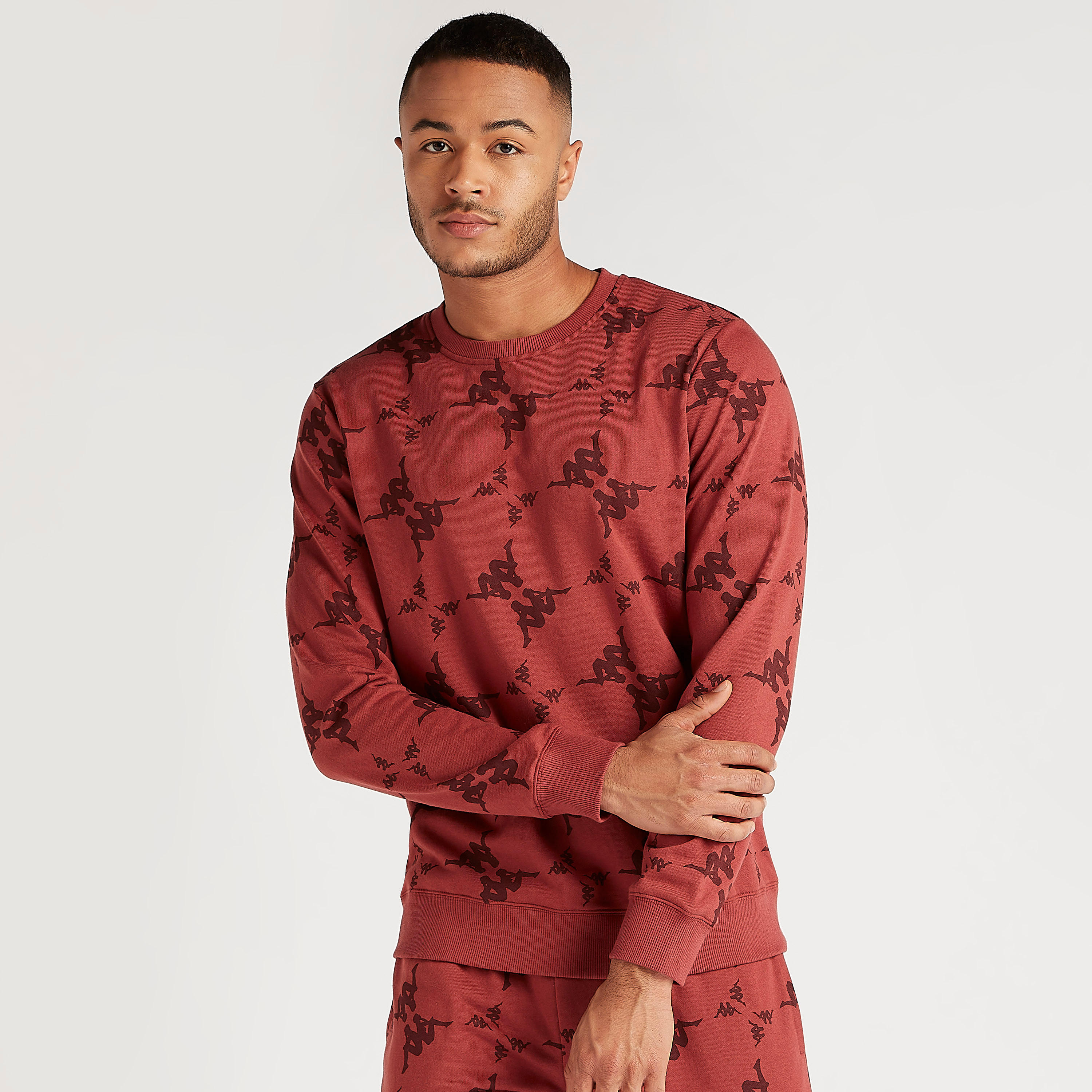 سويت شيرت بأكمام طويلة وطبعات من كابا-men-winterwear-hoodiesandsweatshirts-image-1