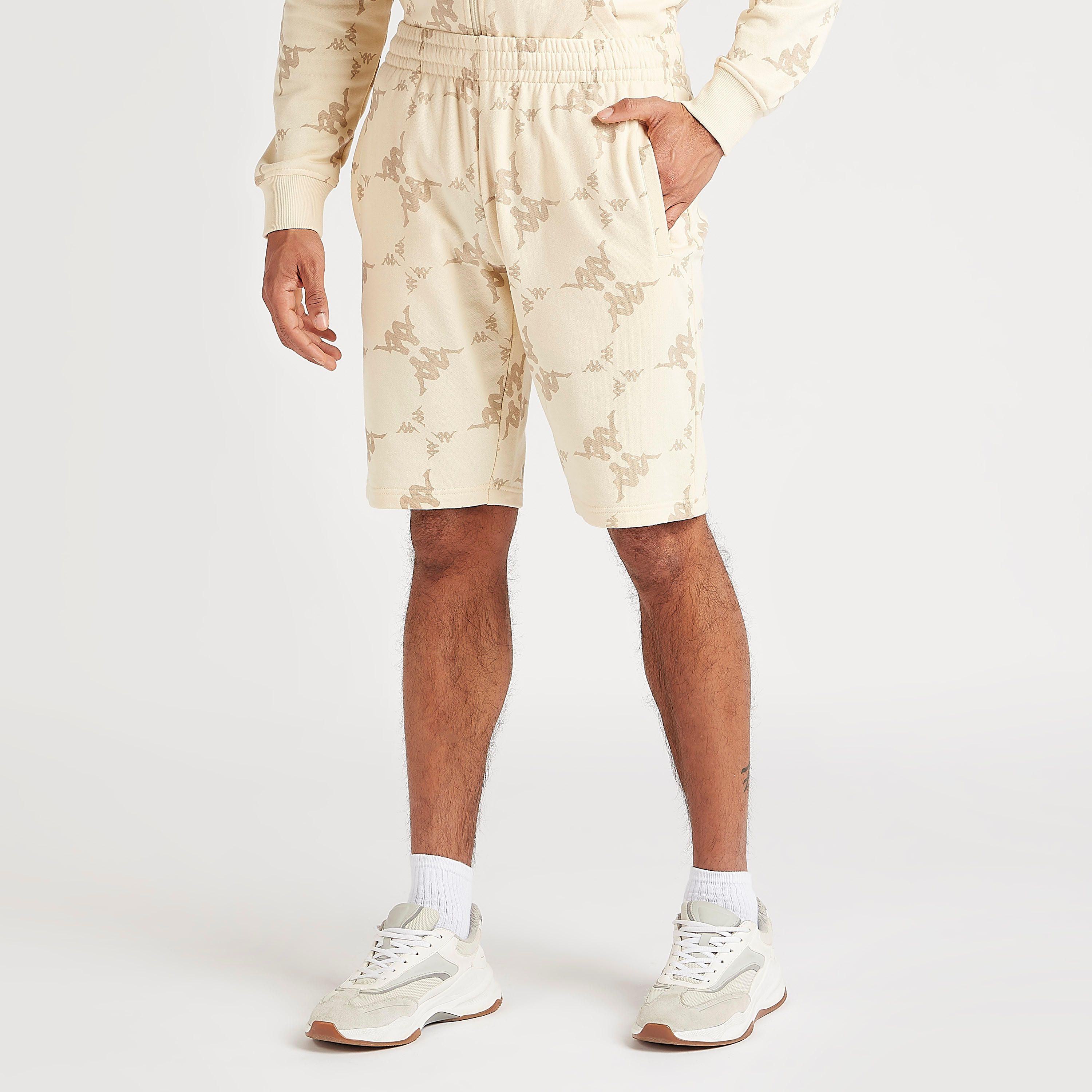 شورت بطبعات وجيوب وخصر مطّاطي من كابا-men-clothing-sportswearandactivewear-bottoms-image-1
