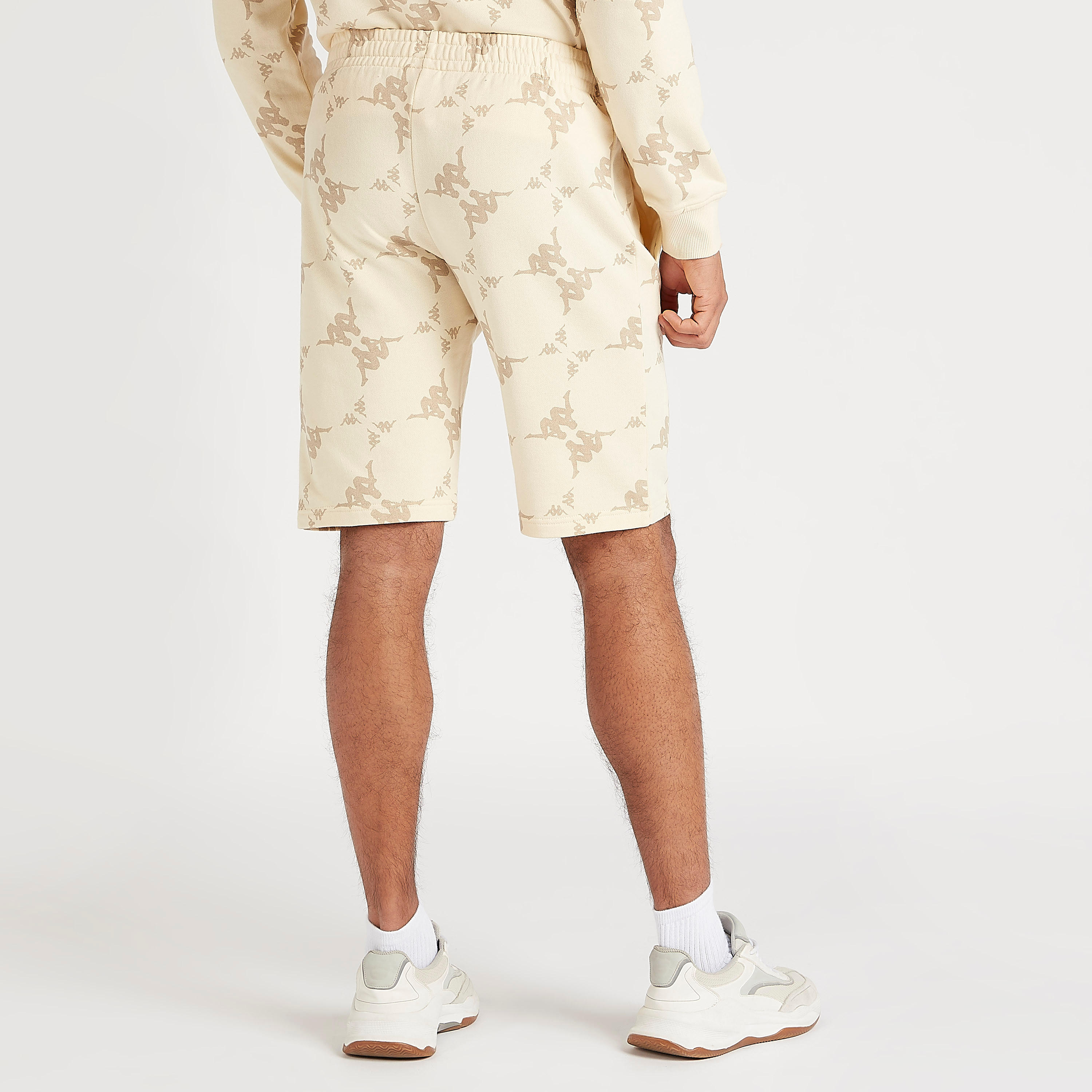 شورت بطبعات وجيوب وخصر مطّاطي من كابا-men-clothing-sportswearandactivewear-bottoms-image-4