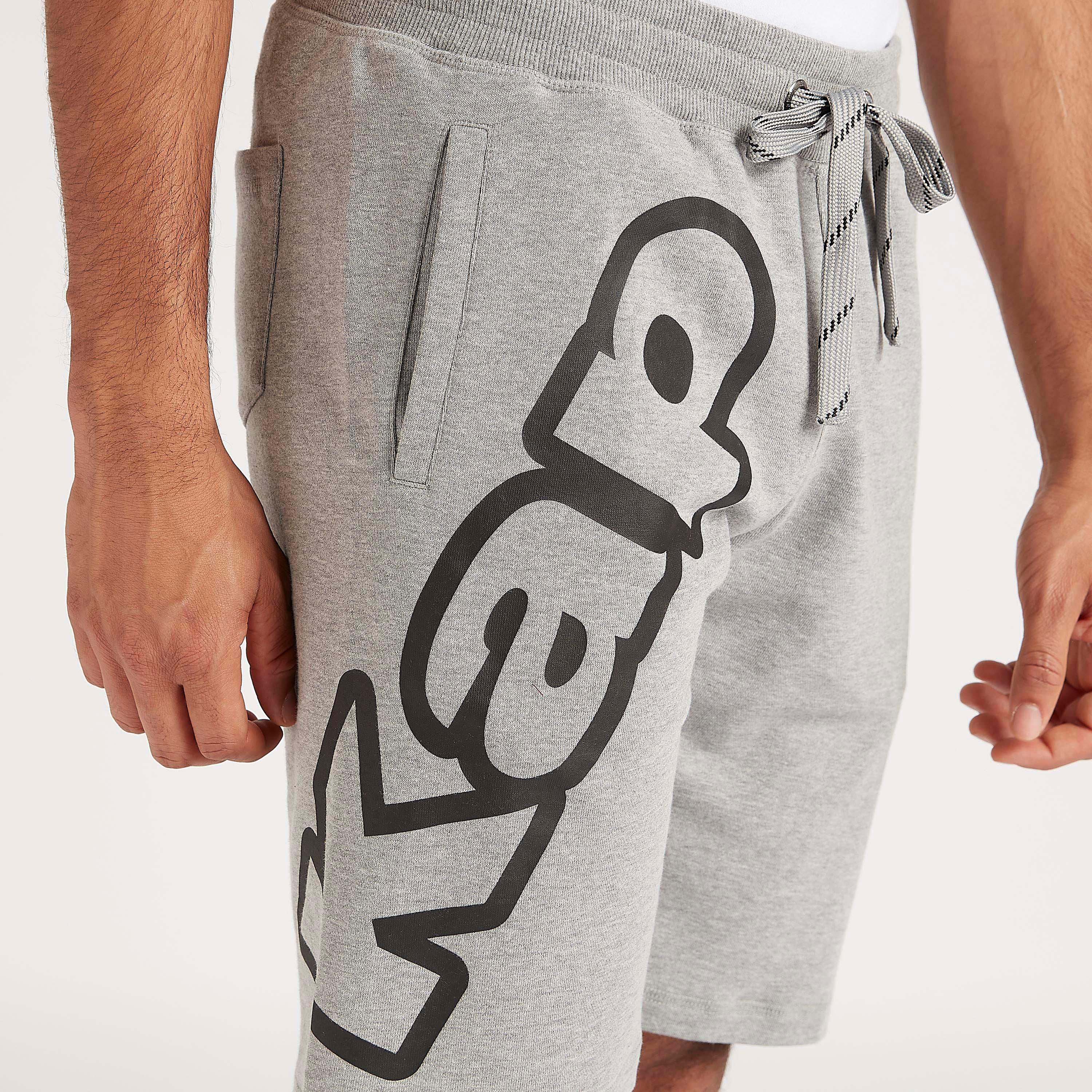 شورت برباط إغلاق وجيوب وطبعات من كابا-men-clothing-sportswearandactivewear-bottoms-image-3