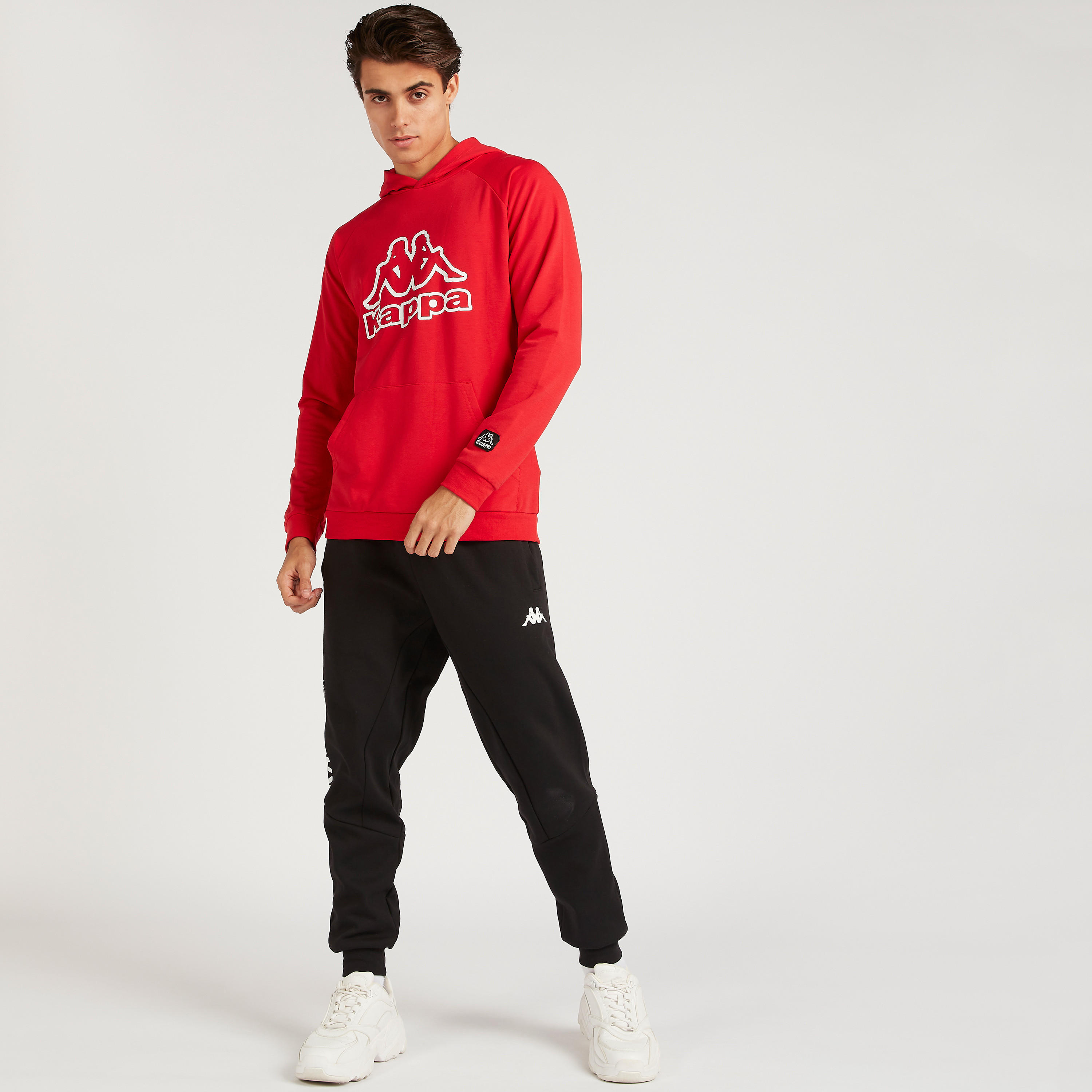 هودي بأكمام طويلة وجيوب كنغر وطبعات من كابا-men-winterwear-hoodiesandsweatshirts-image-2