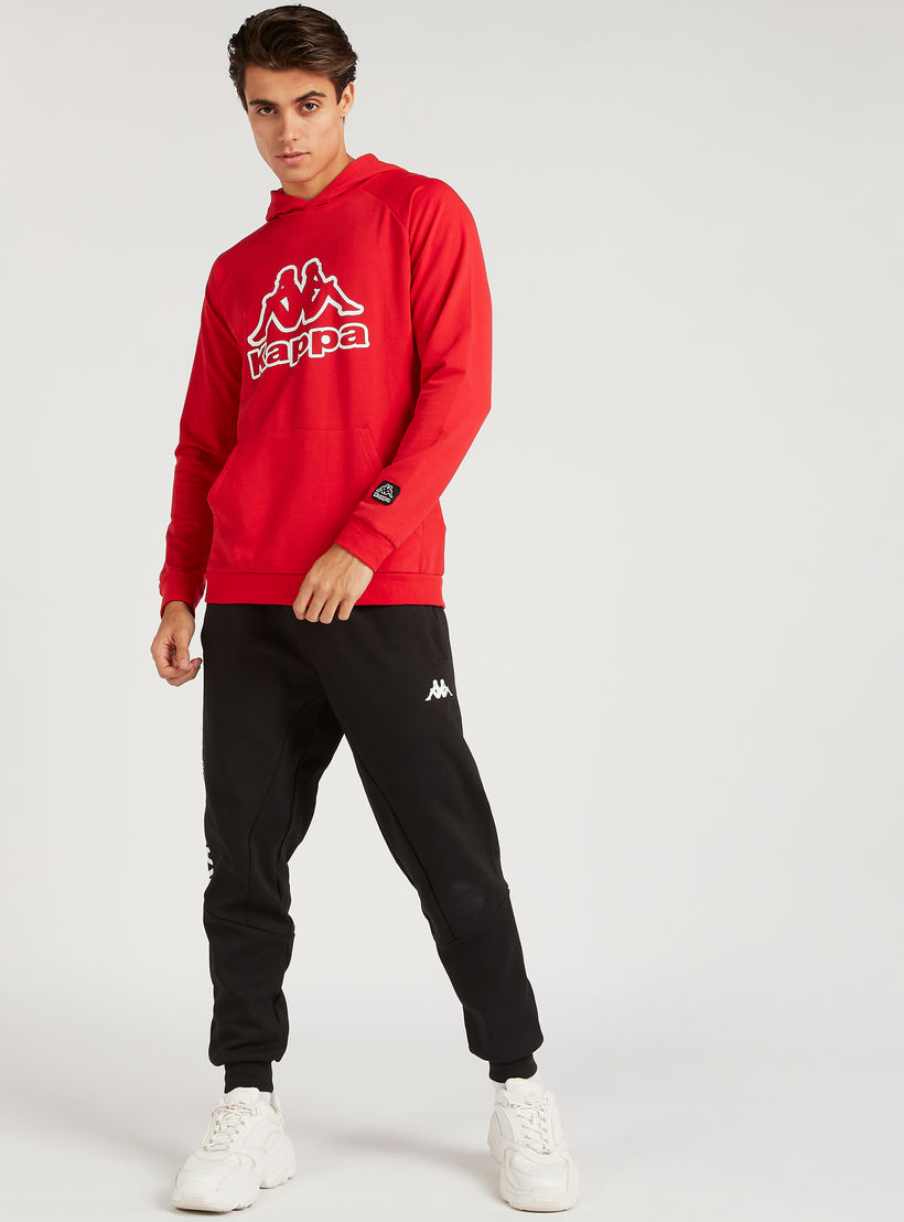 هودي بأكمام طويلة وجيوب كنغر وطبعات من كابا-men-winterwear-hoodiesandsweatshirts-image-2