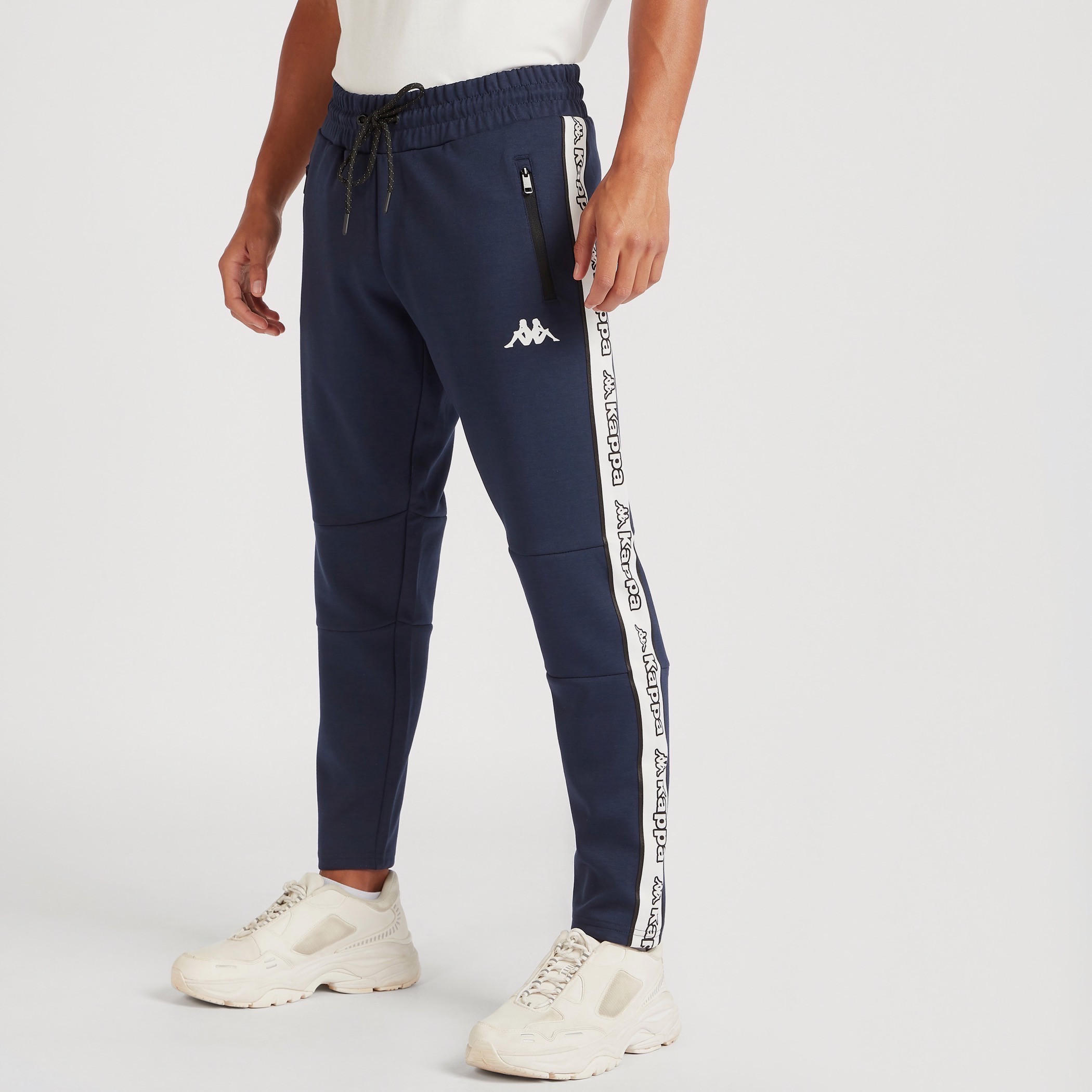 بنطلون رياضي بتفاصيل شريطة بطبعات وجيوب بسحّاب من كابا-men-clothing-bottoms-joggers-image-1