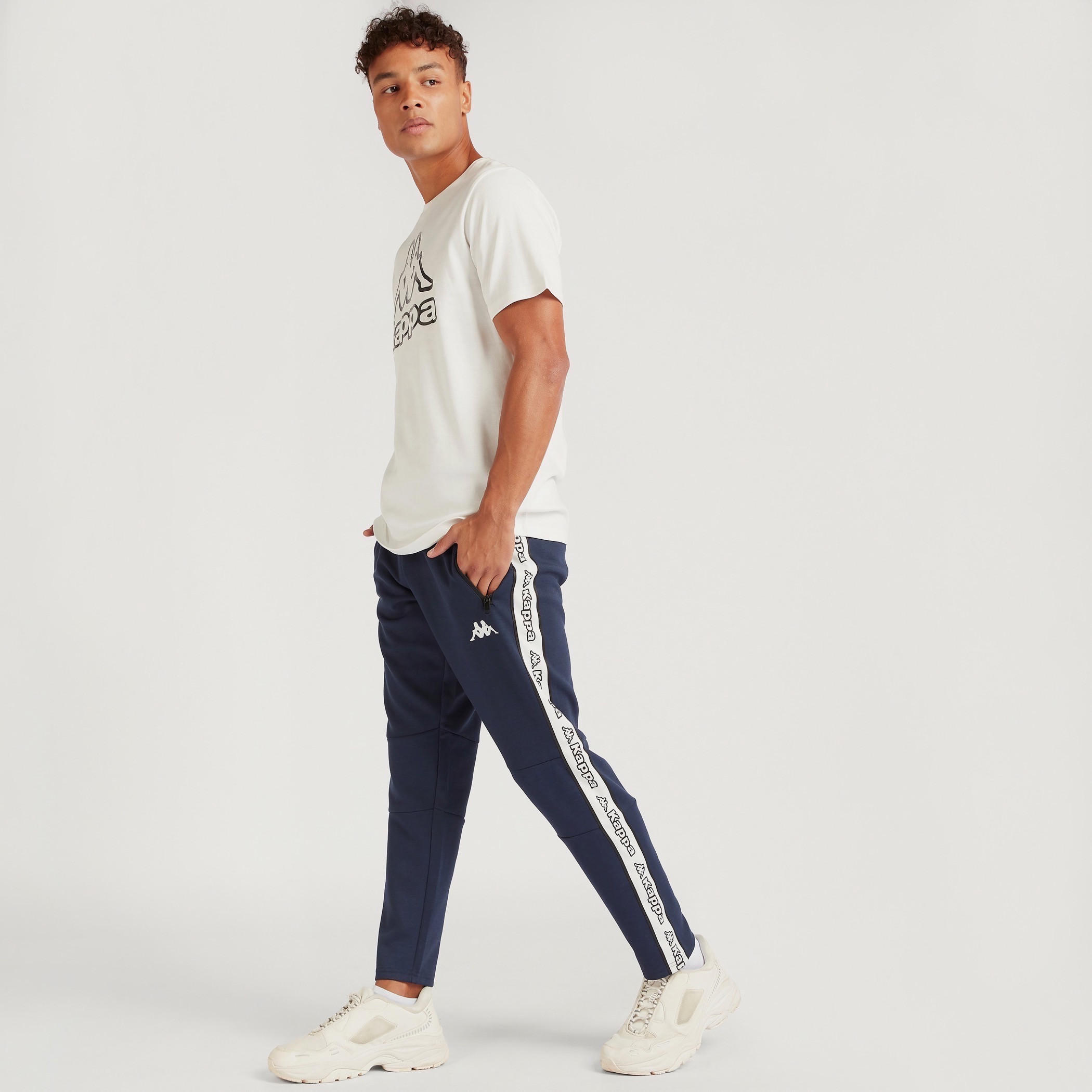 بنطلون رياضي بتفاصيل شريطة بطبعات وجيوب بسحّاب من كابا-men-clothing-bottoms-joggers-image-2