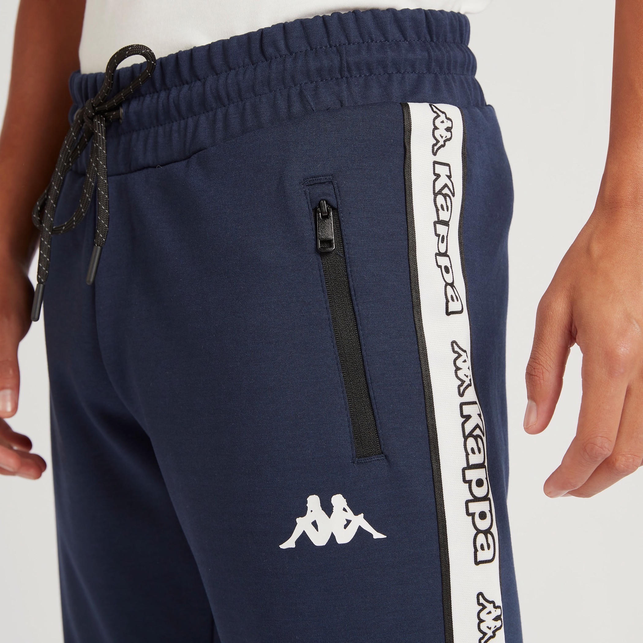 بنطلون رياضي بتفاصيل شريطة بطبعات وجيوب بسحّاب من كابا-men-clothing-bottoms-joggers-image-3