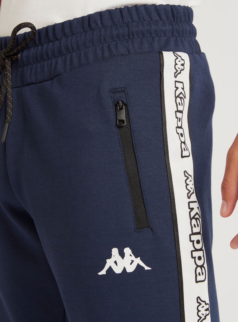 بنطلون رياضي بتفاصيل شريطة بطبعات وجيوب بسحّاب من كابا-men-clothing-bottoms-joggers-image-3