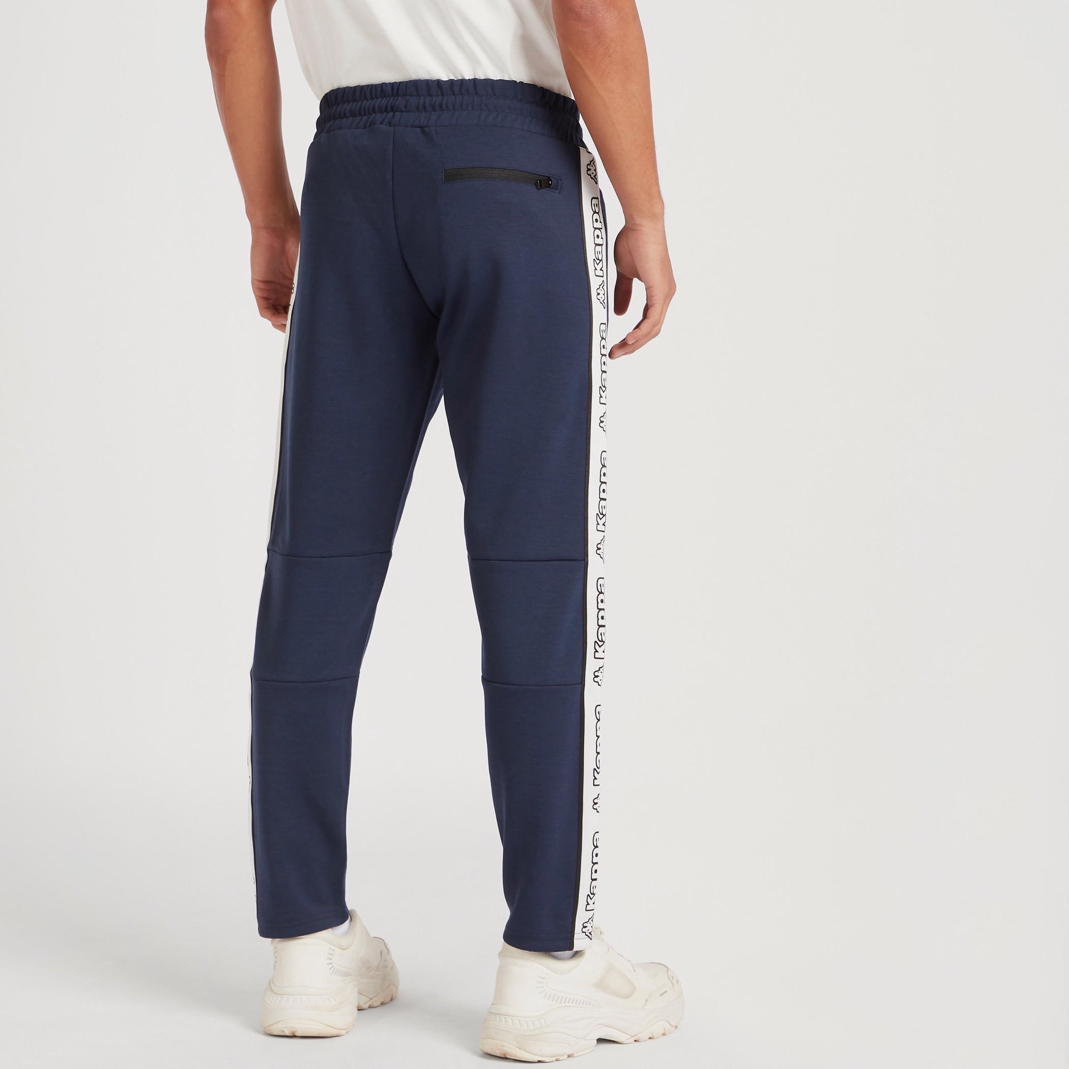بنطلون رياضي بتفاصيل شريطة بطبعات وجيوب بسحّاب من كابا-men-clothing-bottoms-joggers-image-4