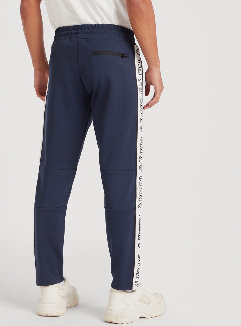 بنطلون رياضي بتفاصيل شريطة بطبعات وجيوب بسحّاب من كابا-men-clothing-bottoms-joggers-image-4