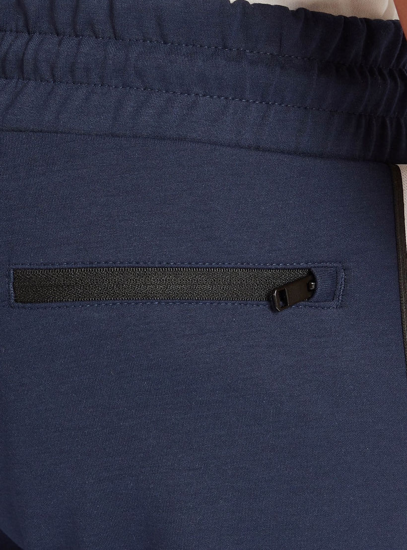 بنطلون رياضي بتفاصيل شريطة بطبعات وجيوب بسحّاب من كابا-men-clothing-bottoms-joggers-image-5