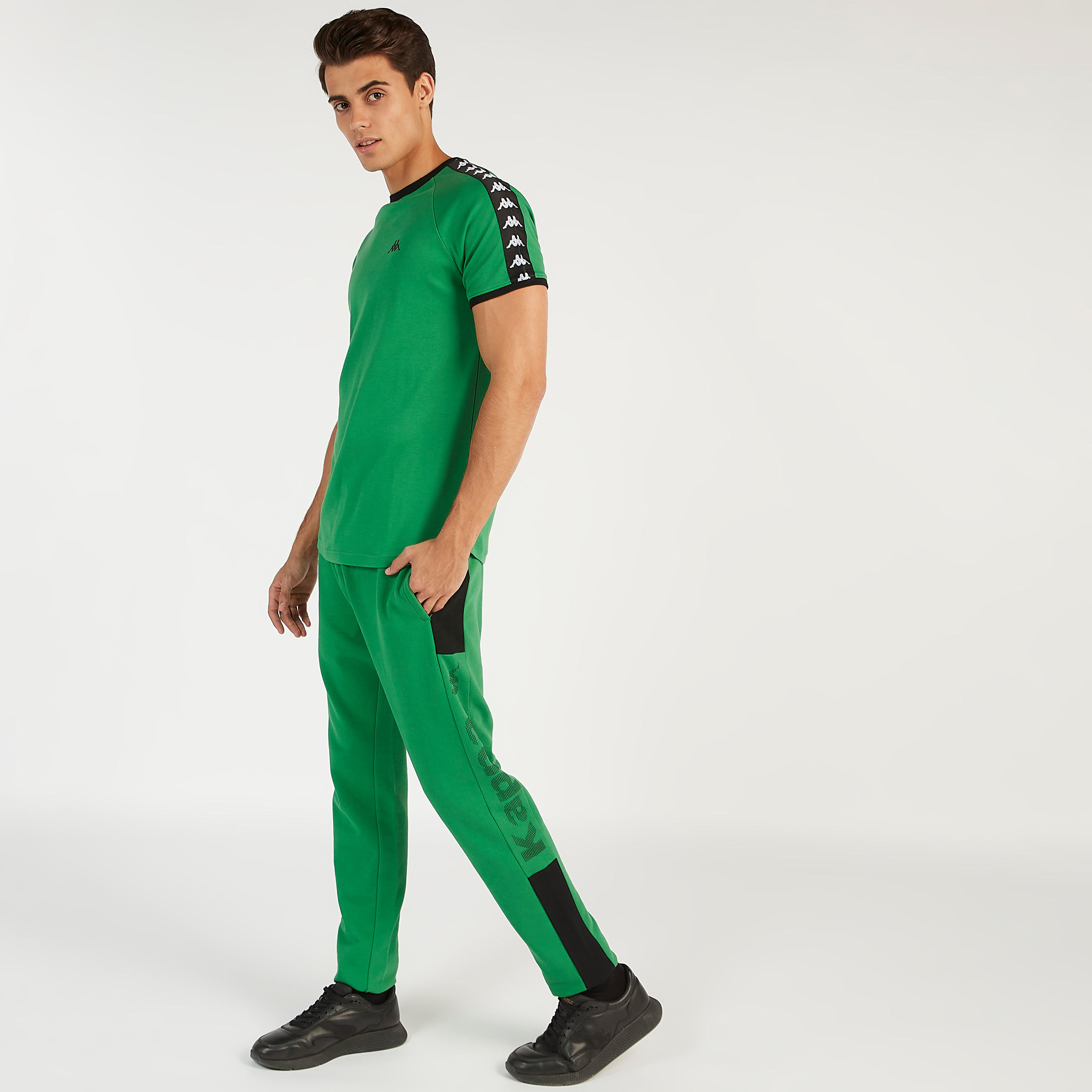 تيشيرت بياقة ضيّقة وأكمام قصيرة من كابا-men-clothing-sportswearandactivewear-tshirtsandpolos-image-2