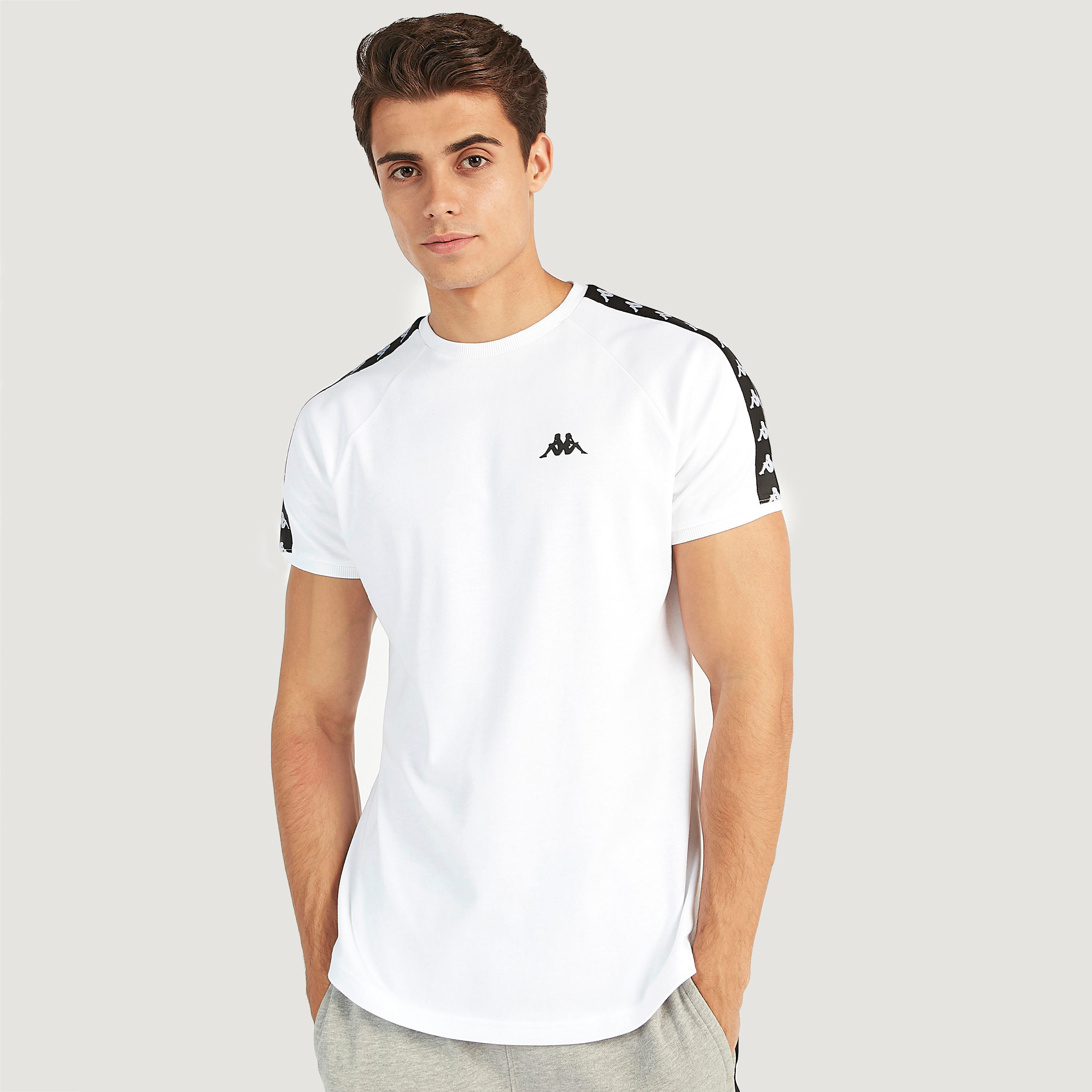 تيشيرت بطبعات وياقة ضيّقة وأكمام قصيرة من كابا-men-clothing-sportswearandactivewear-tshirtsandpolos-image-1