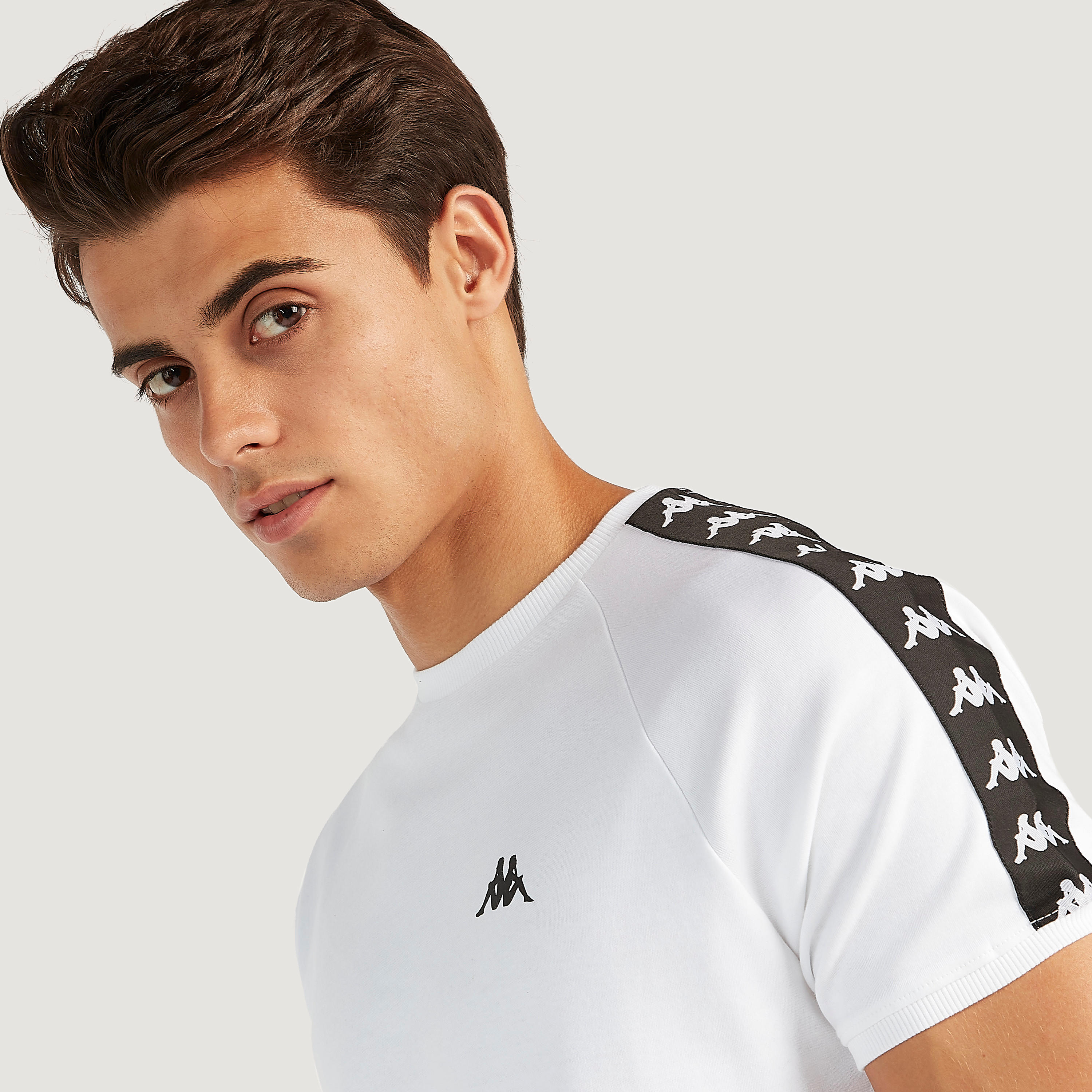 تيشيرت بطبعات وياقة ضيّقة وأكمام قصيرة من كابا-men-clothing-sportswearandactivewear-tshirtsandpolos-image-5
