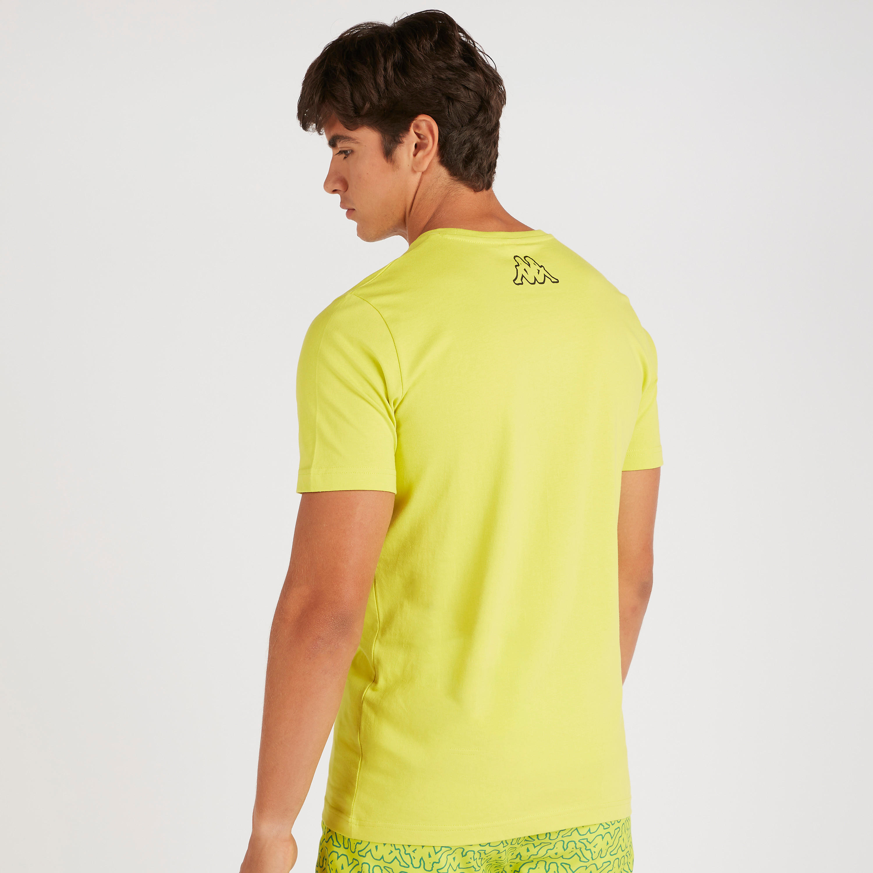 تيشيرت بطبعات وياقة ضيّقة وأكمام قصيرة من كابا-men-clothing-sportswearandactivewear-tshirtsandpolos-image-4