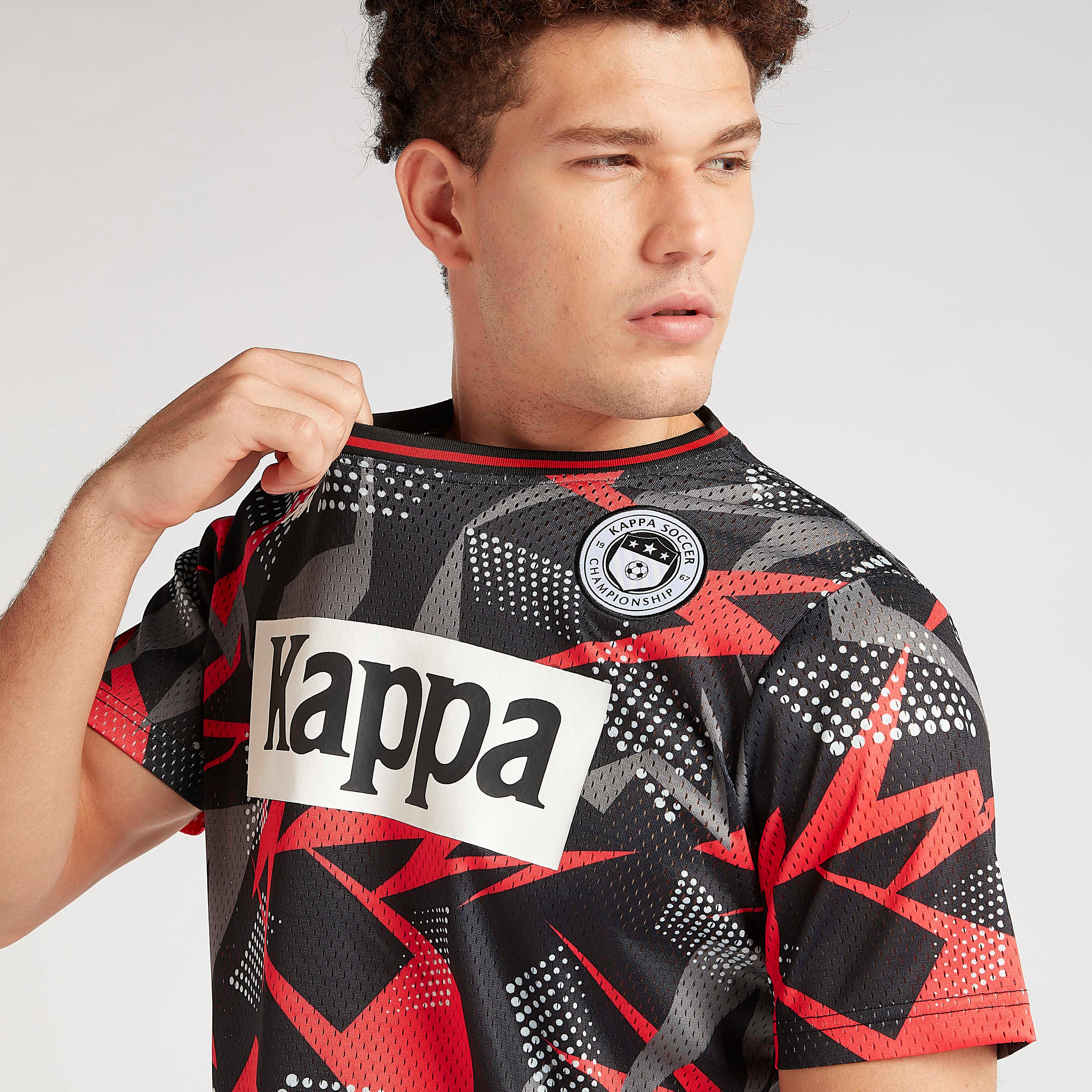 تيشيرت بياقة ضيّقة وأكمام قصيرة وطبعات من كابا-men-clothing-sportswearandactivewear-tshirtsandpolos-image-3