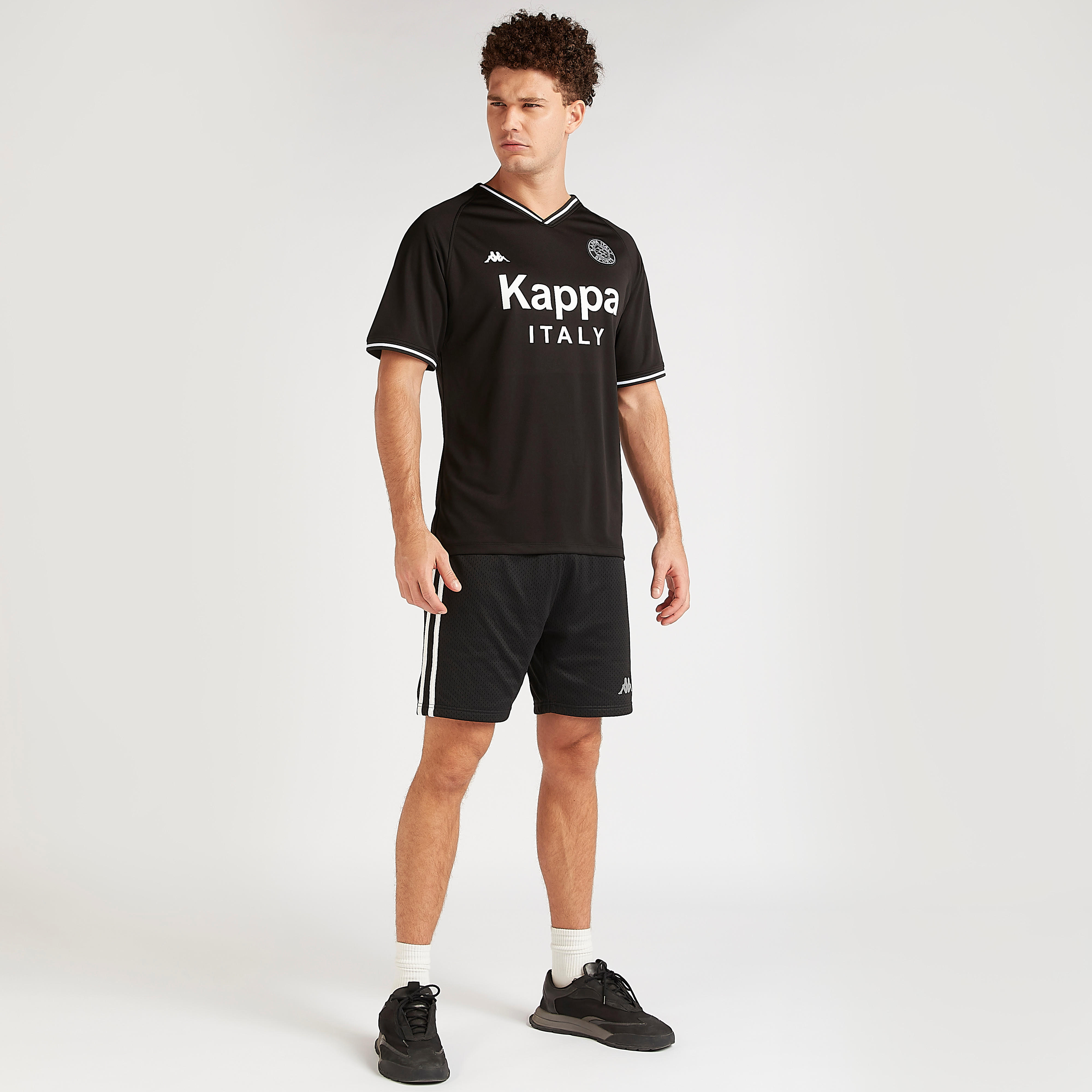 تيشيرت بياقة v وأكمام قصيرة وطبعات من كابا-men-clothing-sportswearandactivewear-tshirtsandpolos-image-2