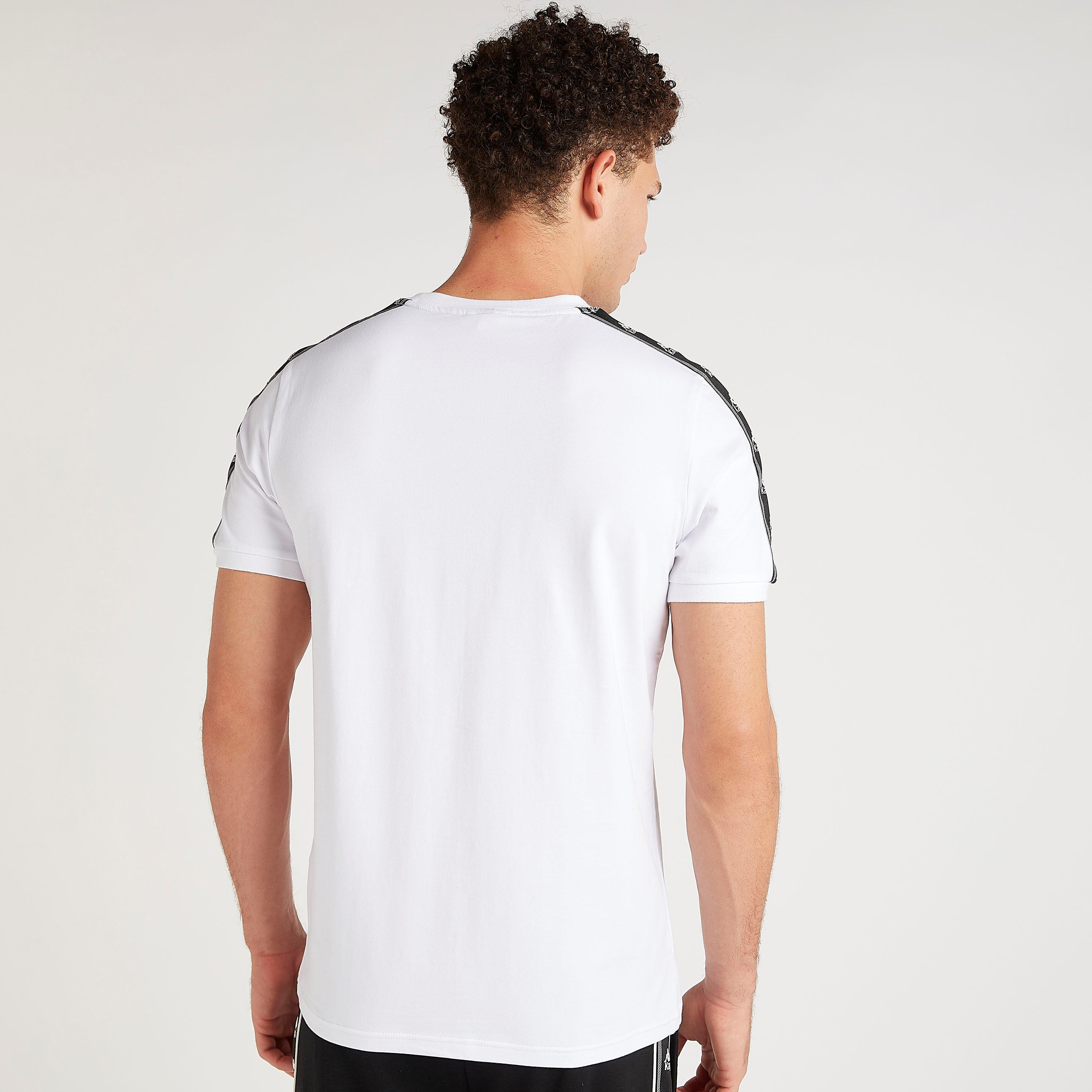 تيشيرت بطبعات وياقة ضيّقة وأكمام قصيرة من كابا-men-clothing-sportswearandactivewear-tshirtsandpolos-image-2