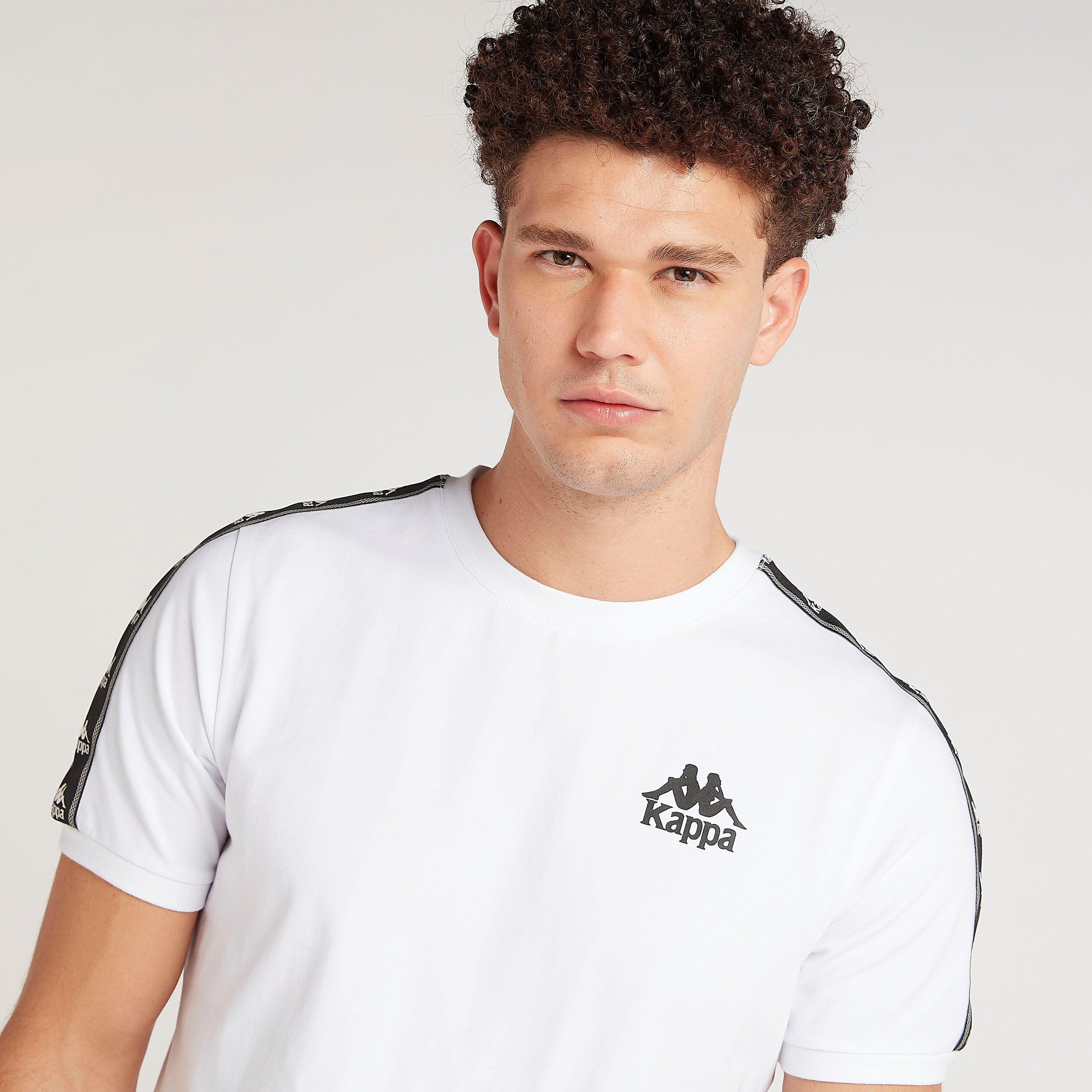 تيشيرت بطبعات وياقة ضيّقة وأكمام قصيرة من كابا-men-clothing-sportswearandactivewear-tshirtsandpolos-image-1