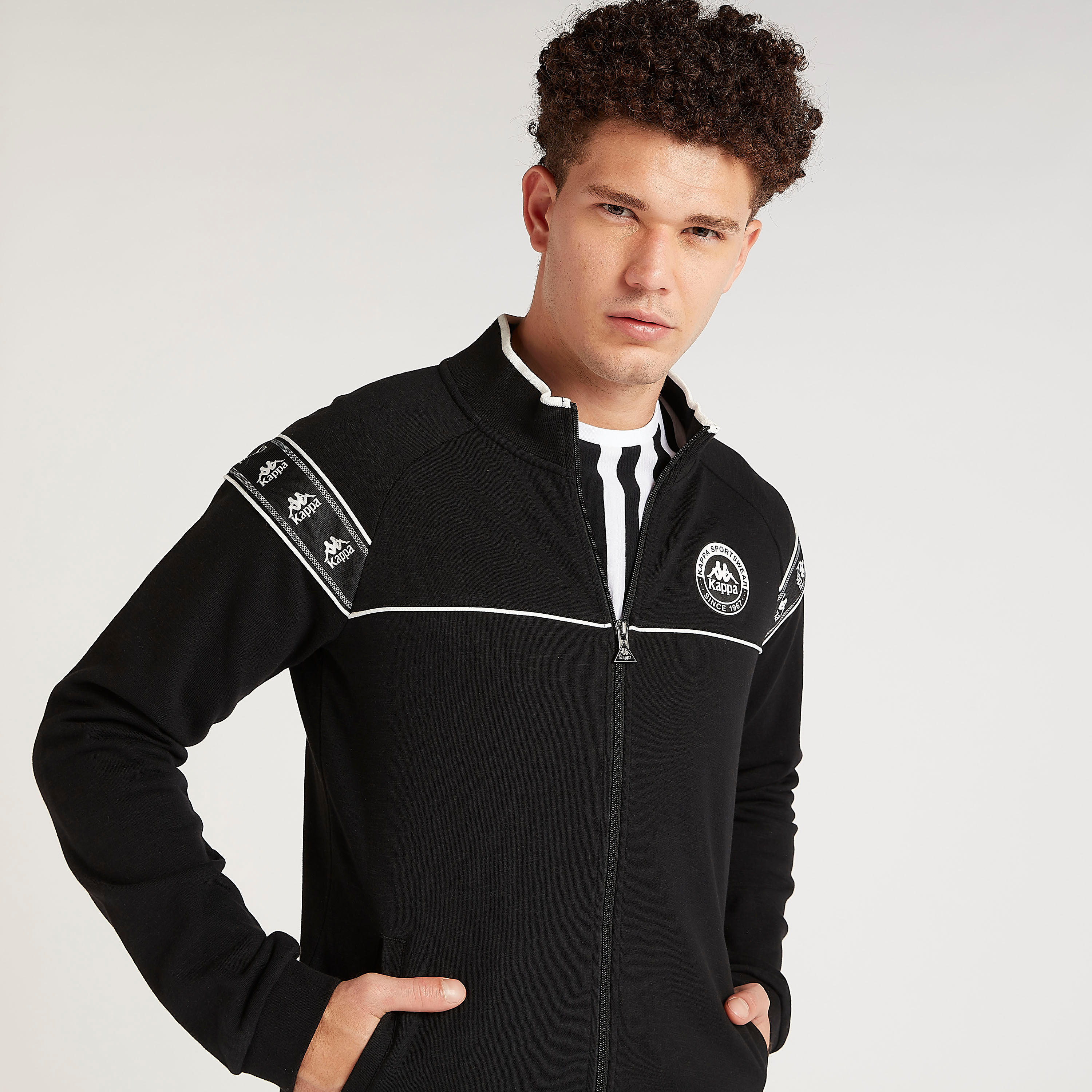 جاكيت بسحّاب وطبعات وأكمام طويلة من كابا-men-winterwear-hoodiesandsweatshirts-image-2