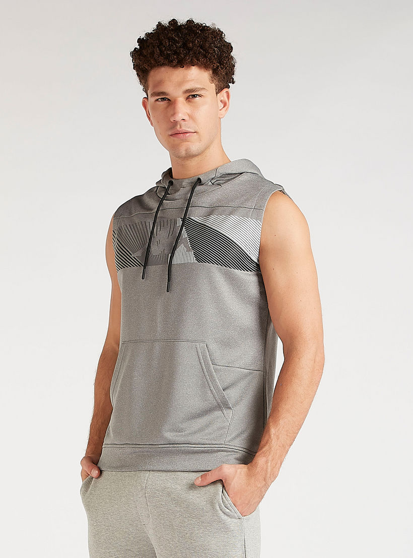 هودي دون أكمام بطبعات وجيوب كنغر وطبعات-men-winterwear-hoodiesandsweatshirts-image-1
