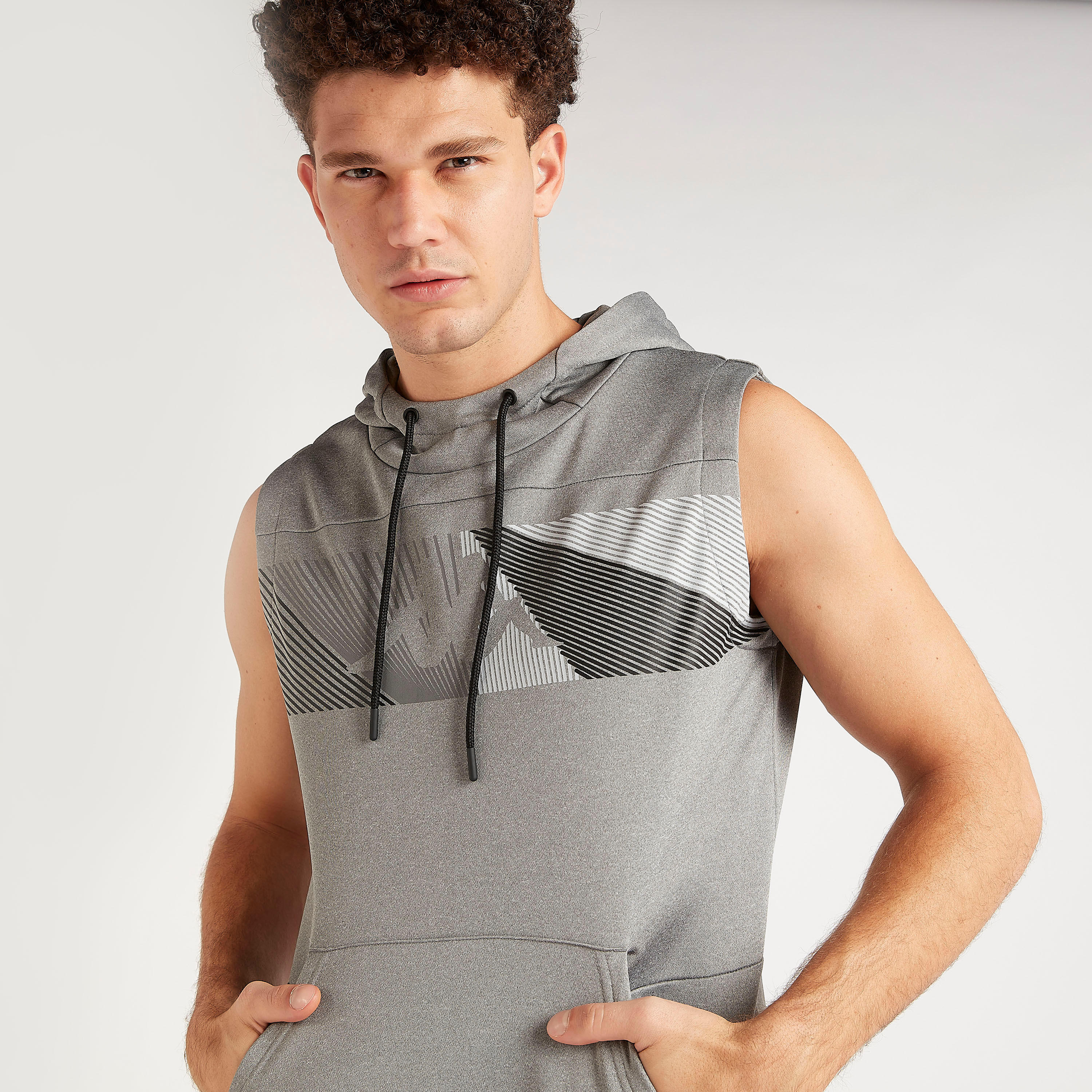هودي دون أكمام بطبعات وجيوب كنغر وطبعات-men-winterwear-hoodiesandsweatshirts-image-5