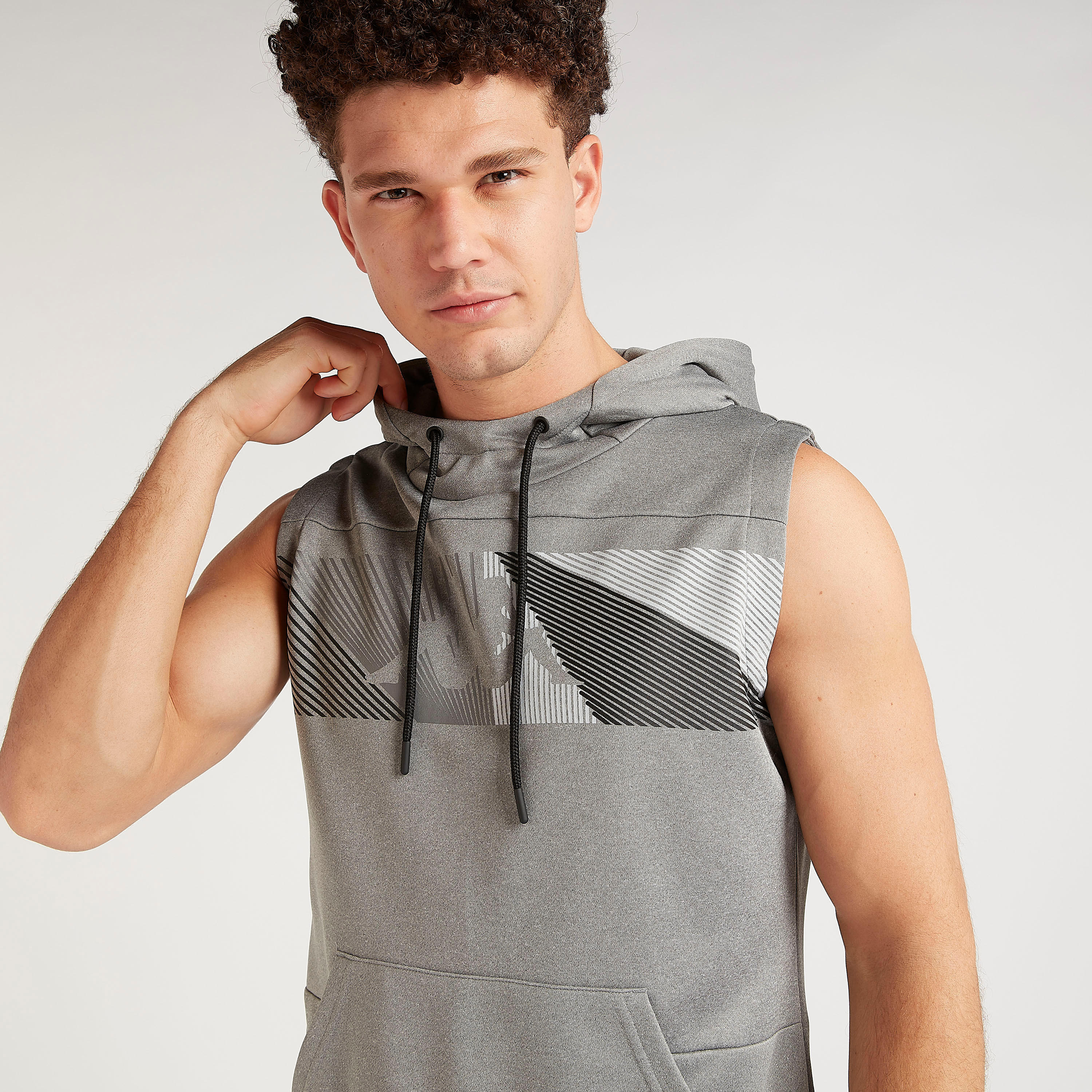 هودي دون أكمام بطبعات وجيوب كنغر وطبعات-men-winterwear-hoodiesandsweatshirts-image-6