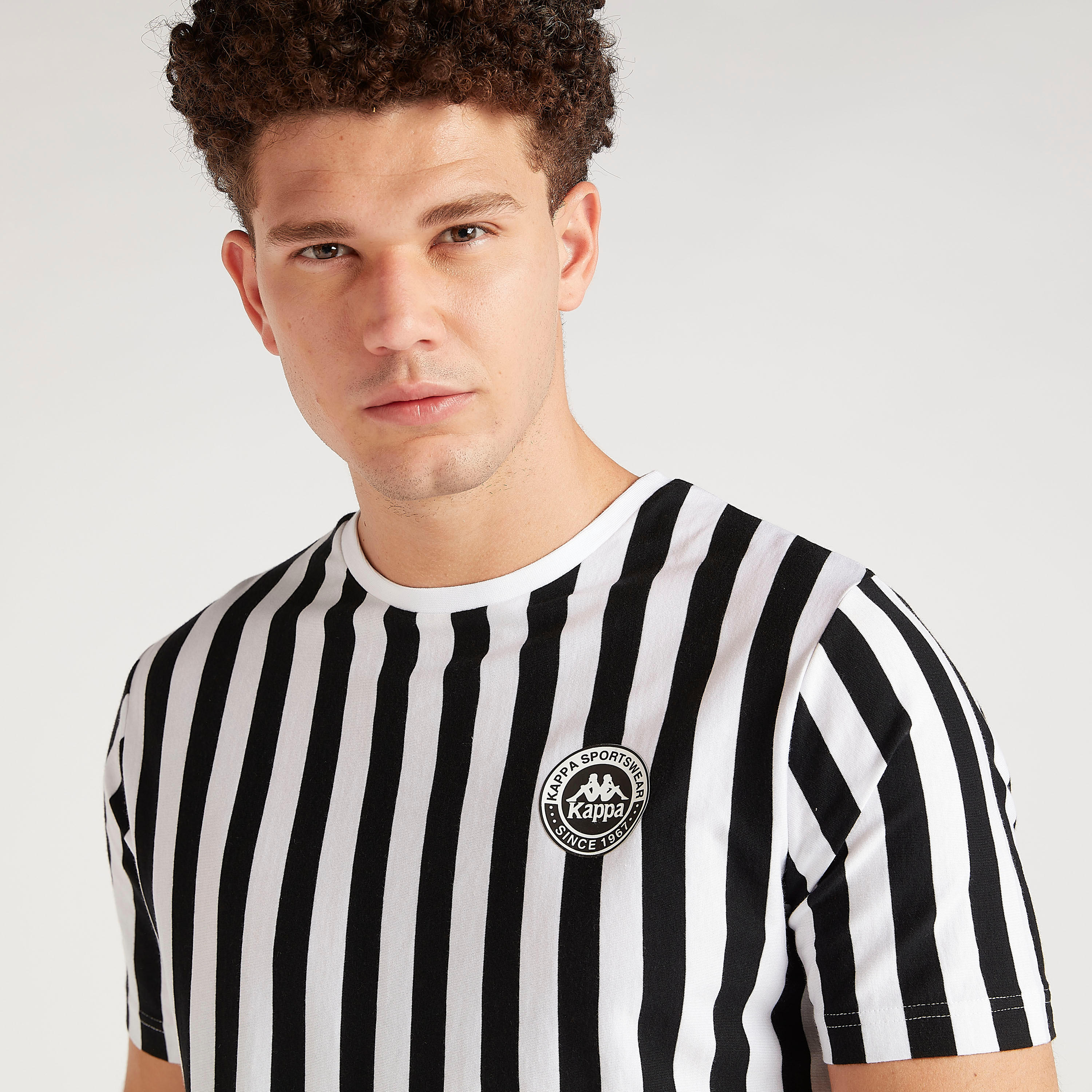 تيشيرت مقلّم بياقة ضيّقة وأكمام قصيرة من كابا-men-clothing-sportswearandactivewear-tshirtsandpolos-image-2