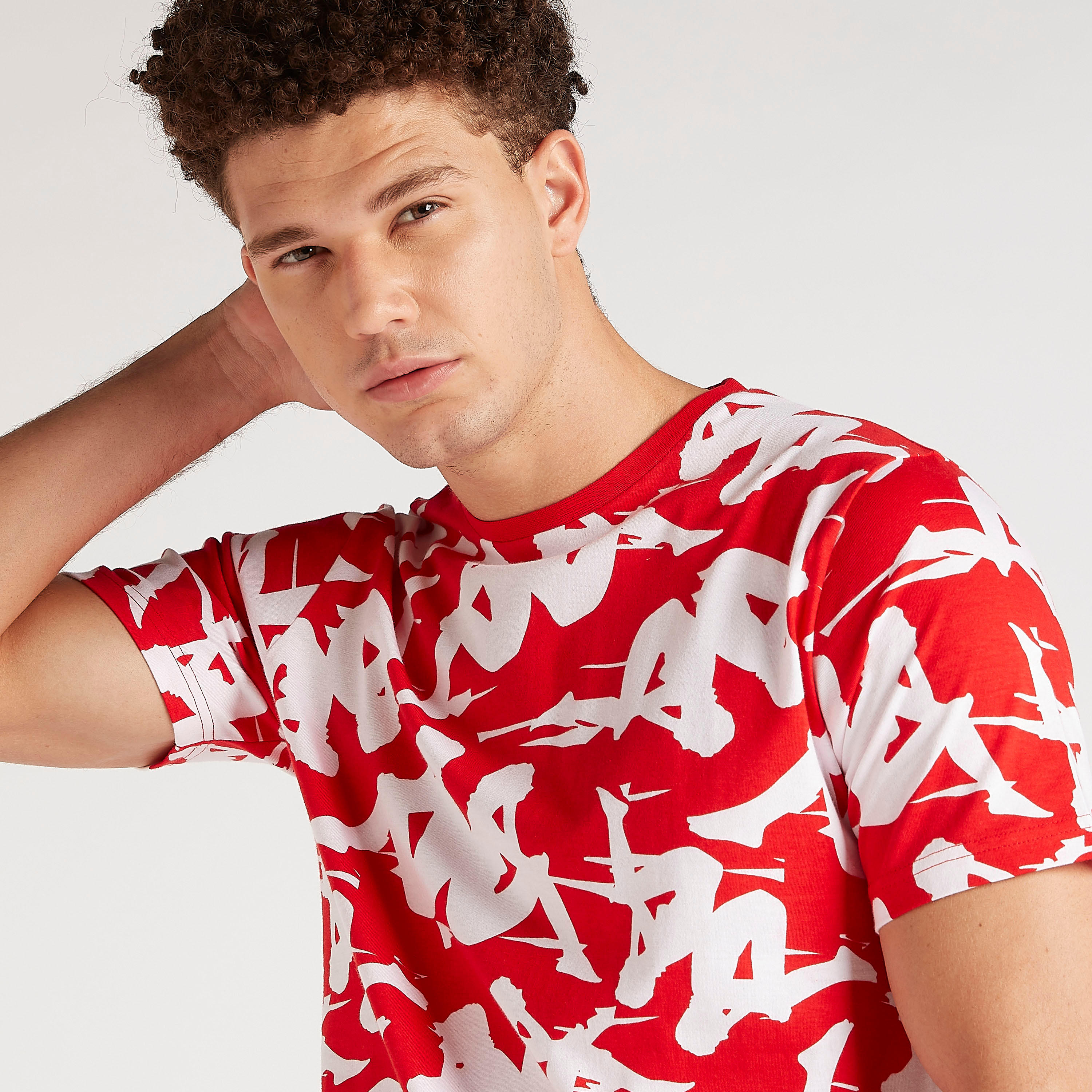 تيشيرت بطبعات وياقة ضيّقة وأكمام قصيرة من كابا-men-clothing-sportswearandactivewear-tshirtsandpolos-image-3