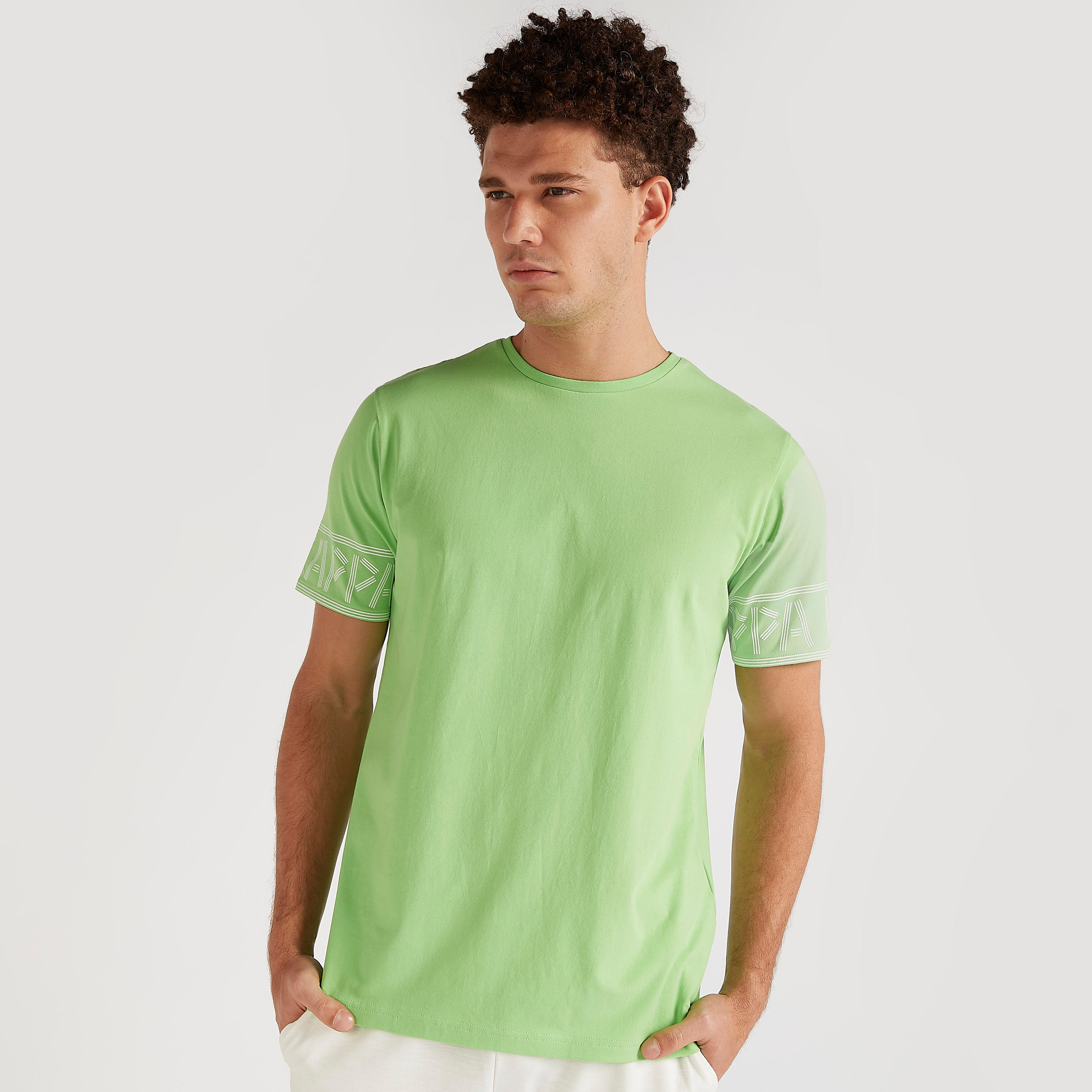 تيشيرت بطبعات وياقة ضيّقة وأكمام قصيرة من كابا-men-clothing-sportswearandactivewear-tshirtsandpolos-image-1