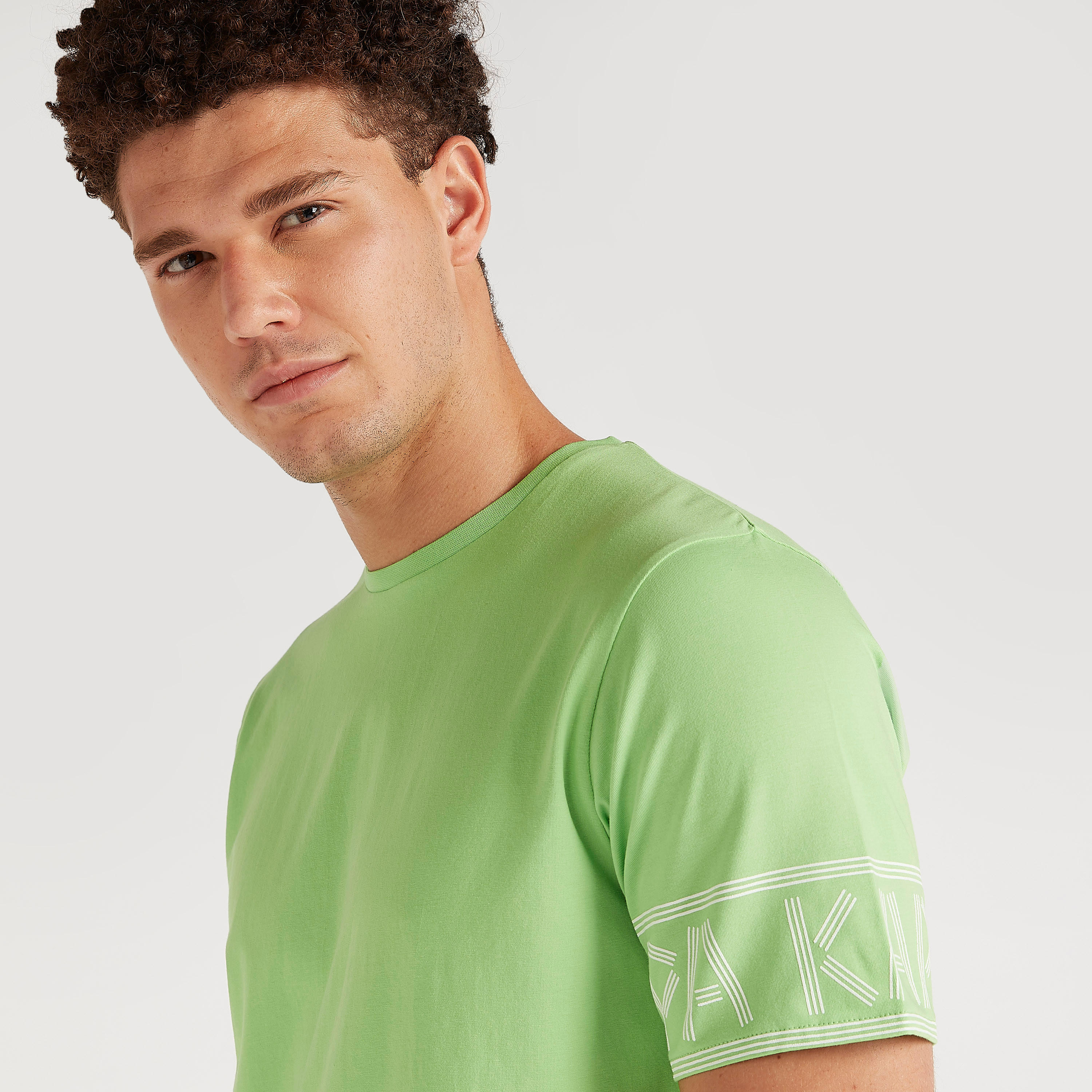 تيشيرت بطبعات وياقة ضيّقة وأكمام قصيرة من كابا-men-clothing-sportswearandactivewear-tshirtsandpolos-image-2