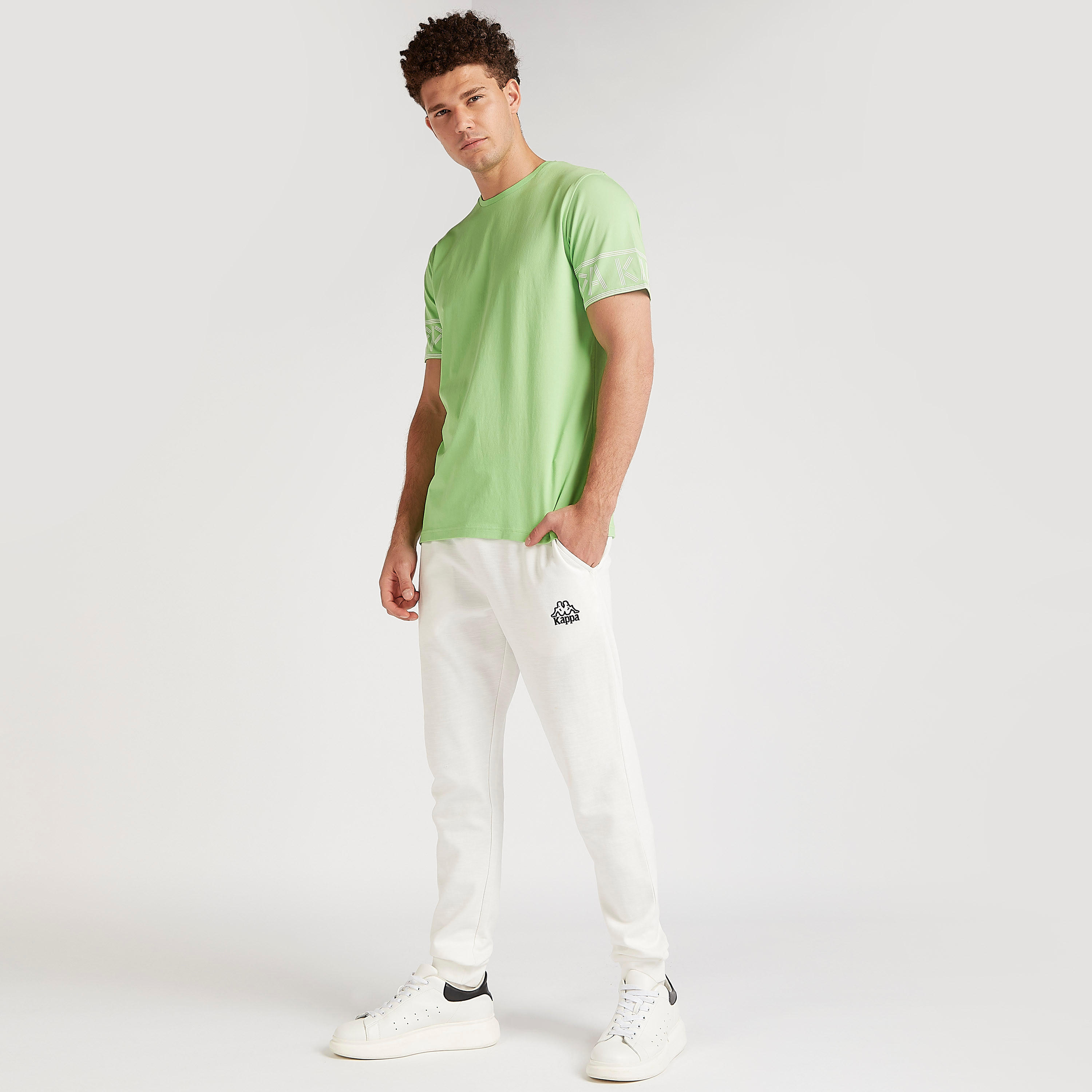 تيشيرت بطبعات وياقة ضيّقة وأكمام قصيرة من كابا-men-clothing-sportswearandactivewear-tshirtsandpolos-image-3