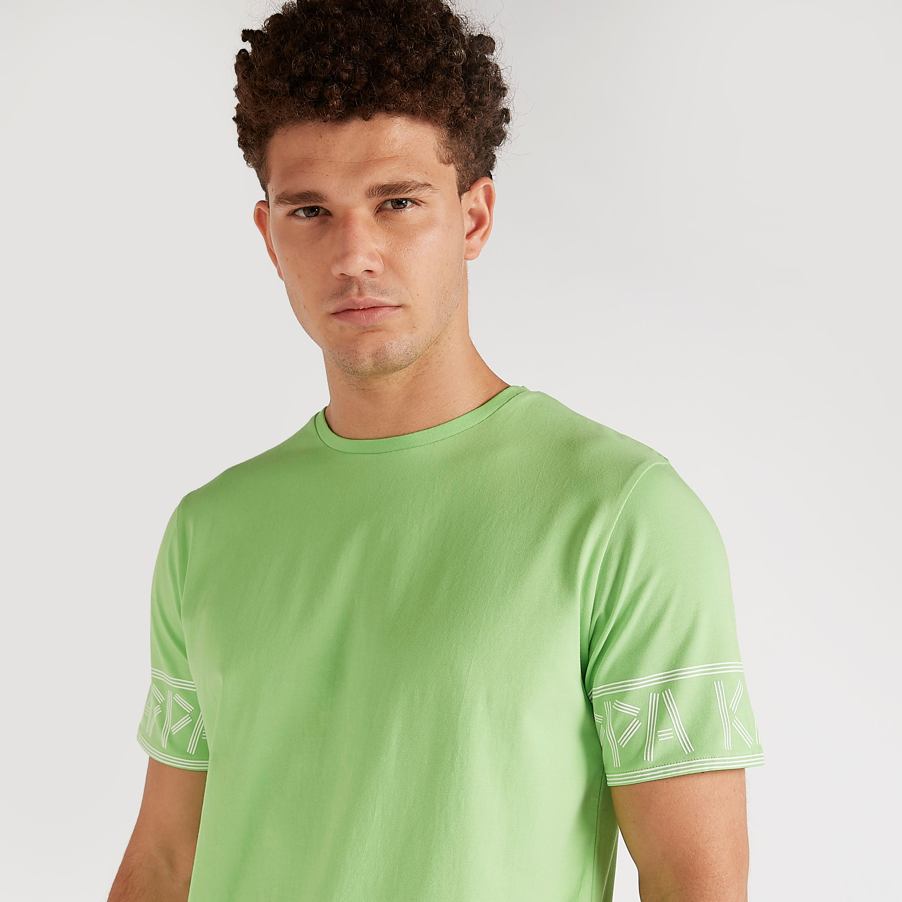 تيشيرت بطبعات وياقة ضيّقة وأكمام قصيرة من كابا-men-clothing-sportswearandactivewear-tshirtsandpolos-image-5