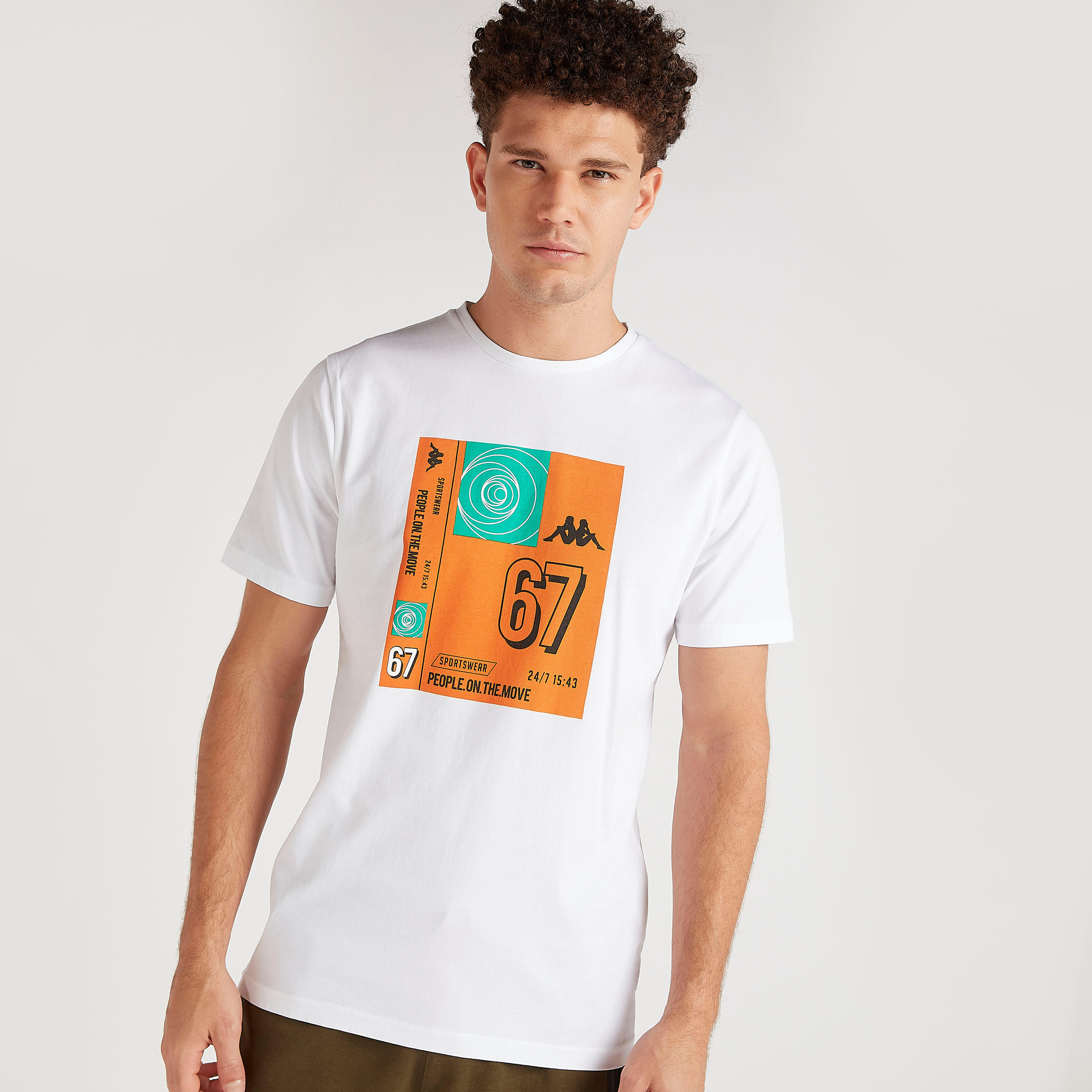 تيشيرت بياقة ضيّقة وأكمام قصيرة وطبعات من كابا-men-clothing-sportswearandactivewear-tshirtsandpolos-image-5