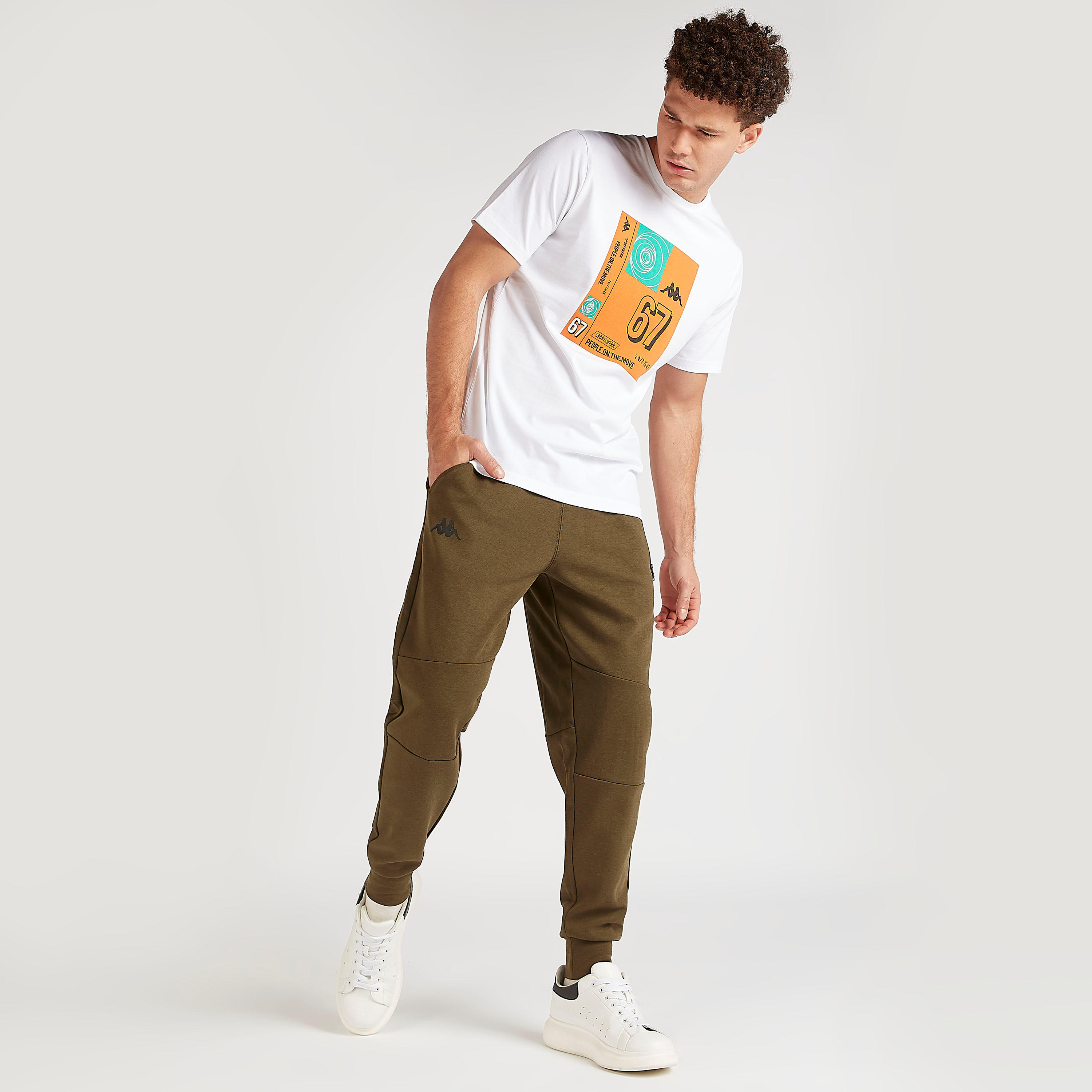 تيشيرت بياقة ضيّقة وأكمام قصيرة وطبعات من كابا-men-clothing-sportswearandactivewear-tshirtsandpolos-image-4