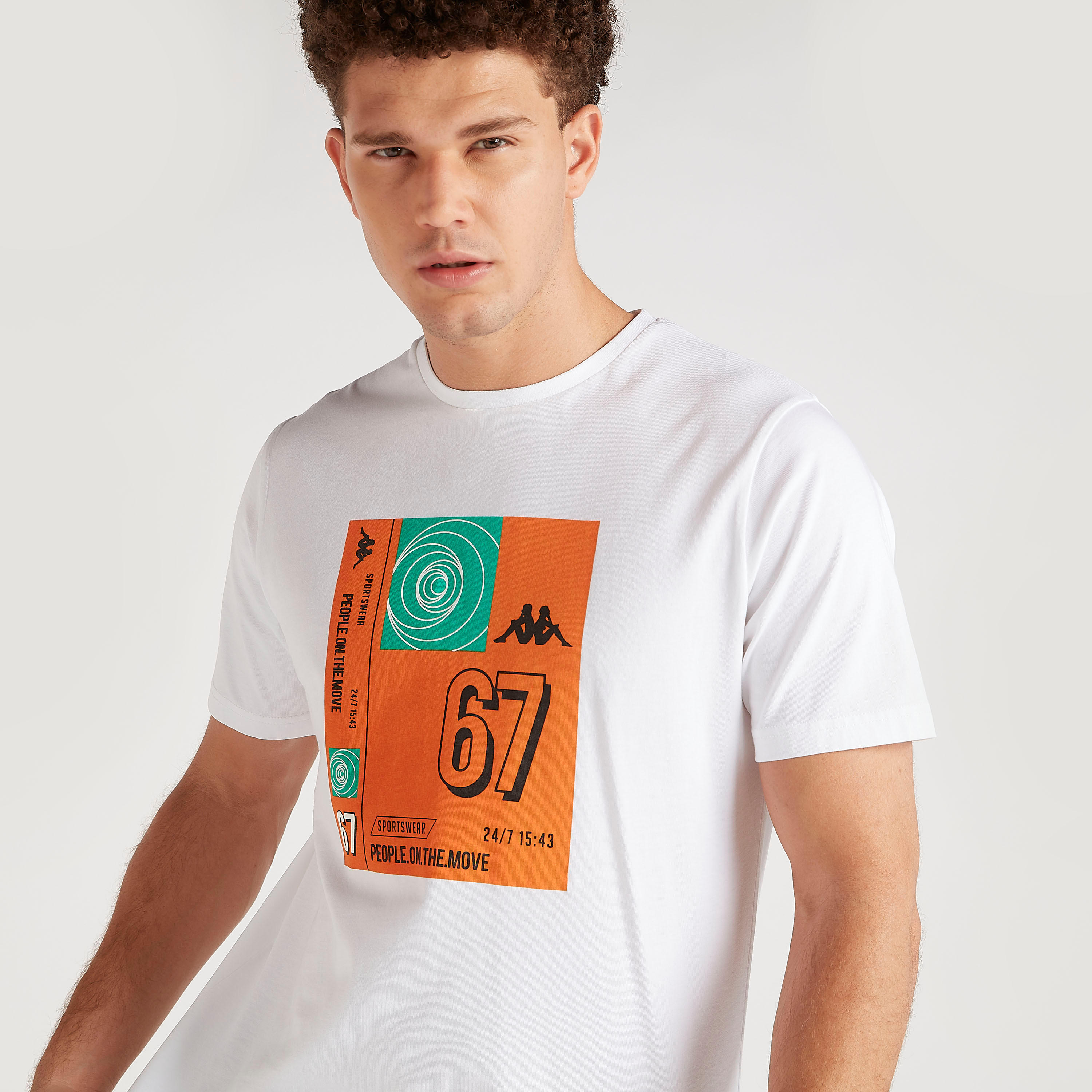 تيشيرت بياقة ضيّقة وأكمام قصيرة وطبعات من كابا-men-clothing-sportswearandactivewear-tshirtsandpolos-image-3