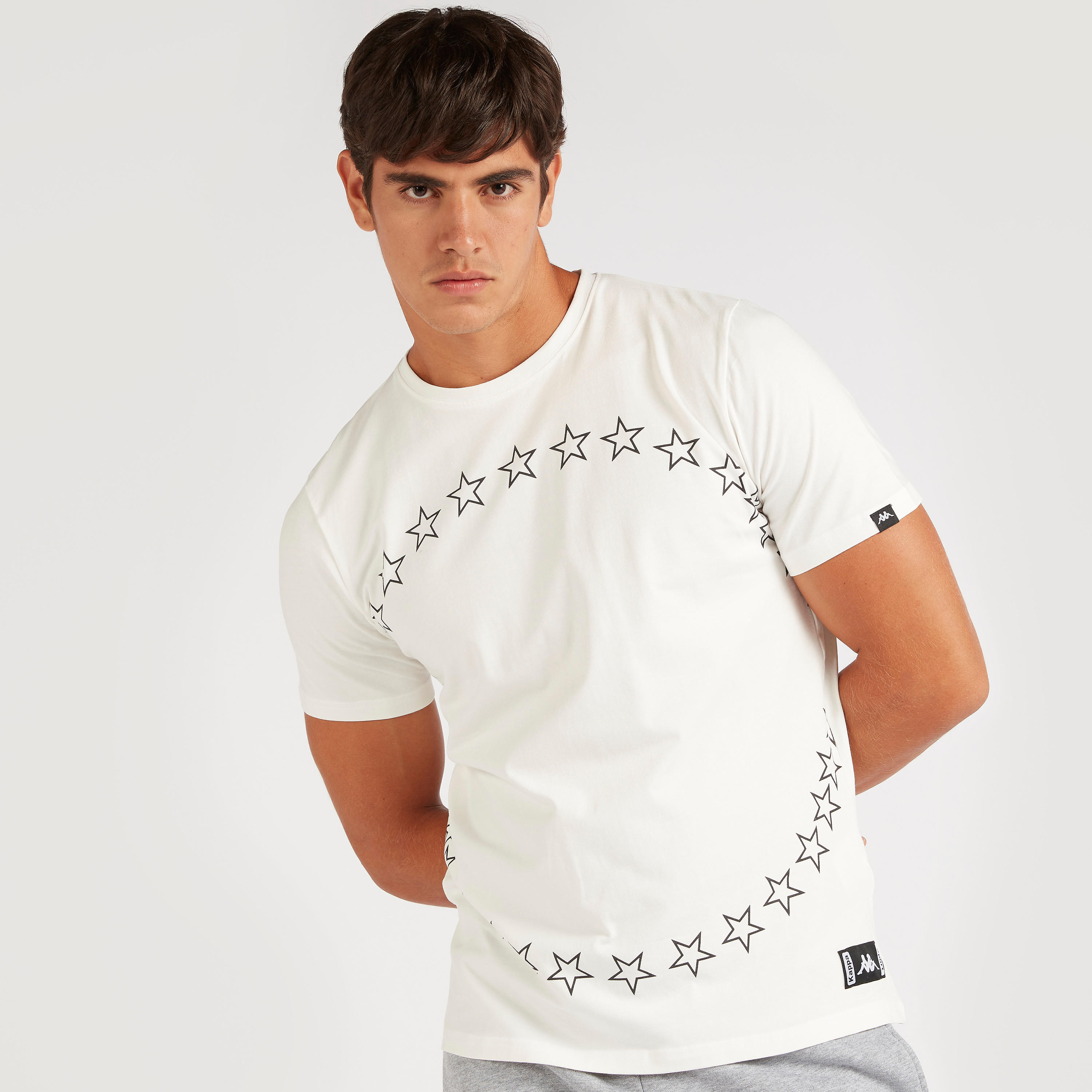 تيشيرت بطبعات وياقة ضيّقة وأكمام قصيرة من كابا-men-clothing-sportswearandactivewear-tshirtsandpolos-image-5