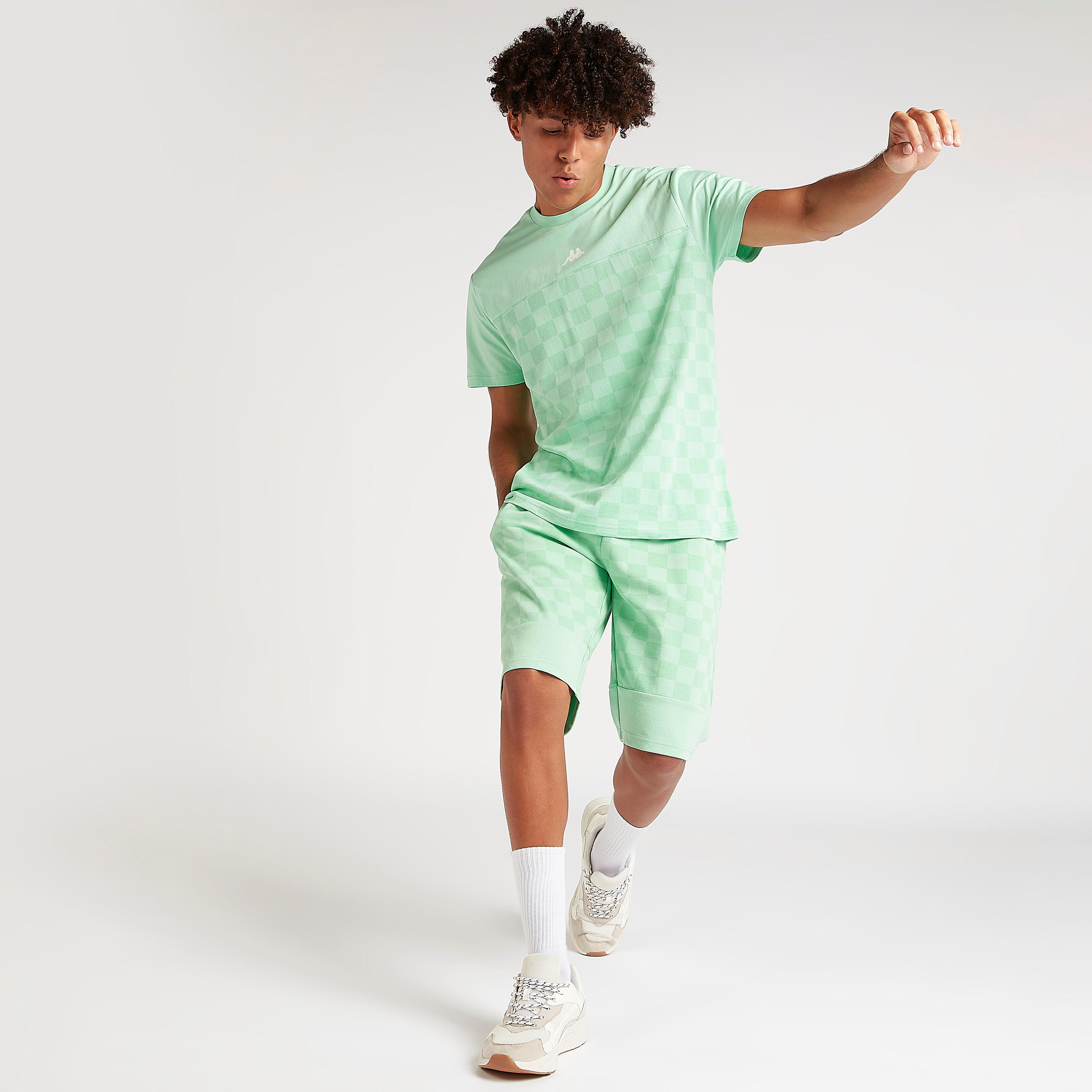 شورت كاروهات بجيب خلفي بسحاب من كابا-men-clothing-sportswearandactivewear-bottoms-image-2