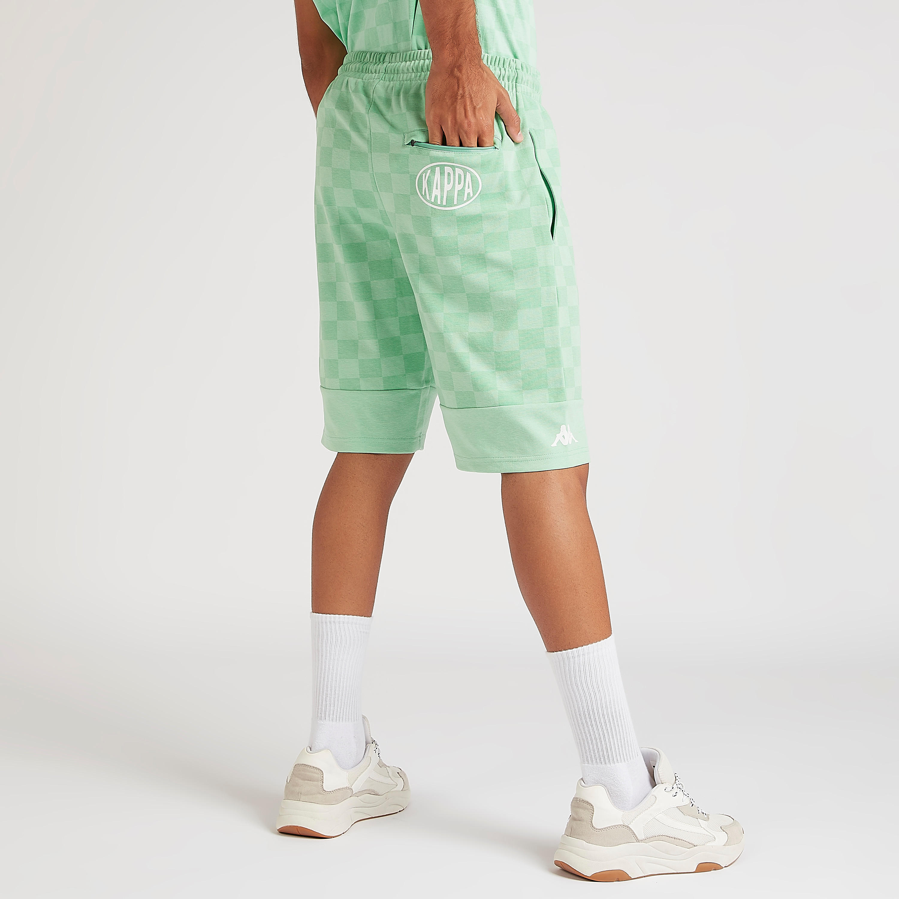 شورت كاروهات بجيب خلفي بسحاب من كابا-men-clothing-sportswearandactivewear-bottoms-image-4