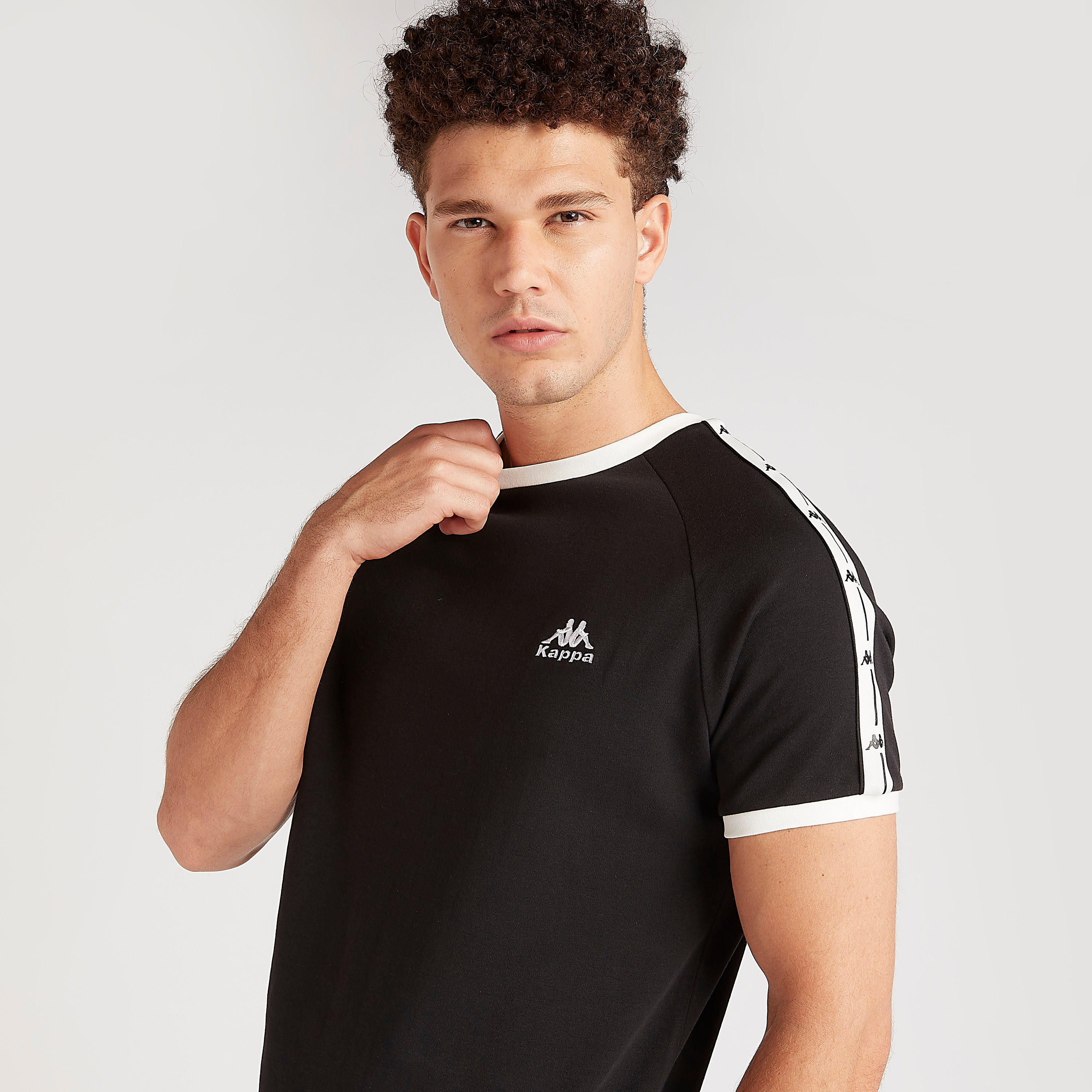 تيشيرت بياقة ضيقة وأكمام قصيرة وطبعات شعار من كابا-men-clothing-sportswearandactivewear-tshirtsandpolos-image-1