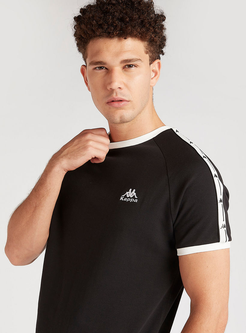 تيشيرت بياقة ضيقة وأكمام قصيرة وطبعات شعار من كابا-men-clothing-sportswearandactivewear-tshirtsandpolos-image-1