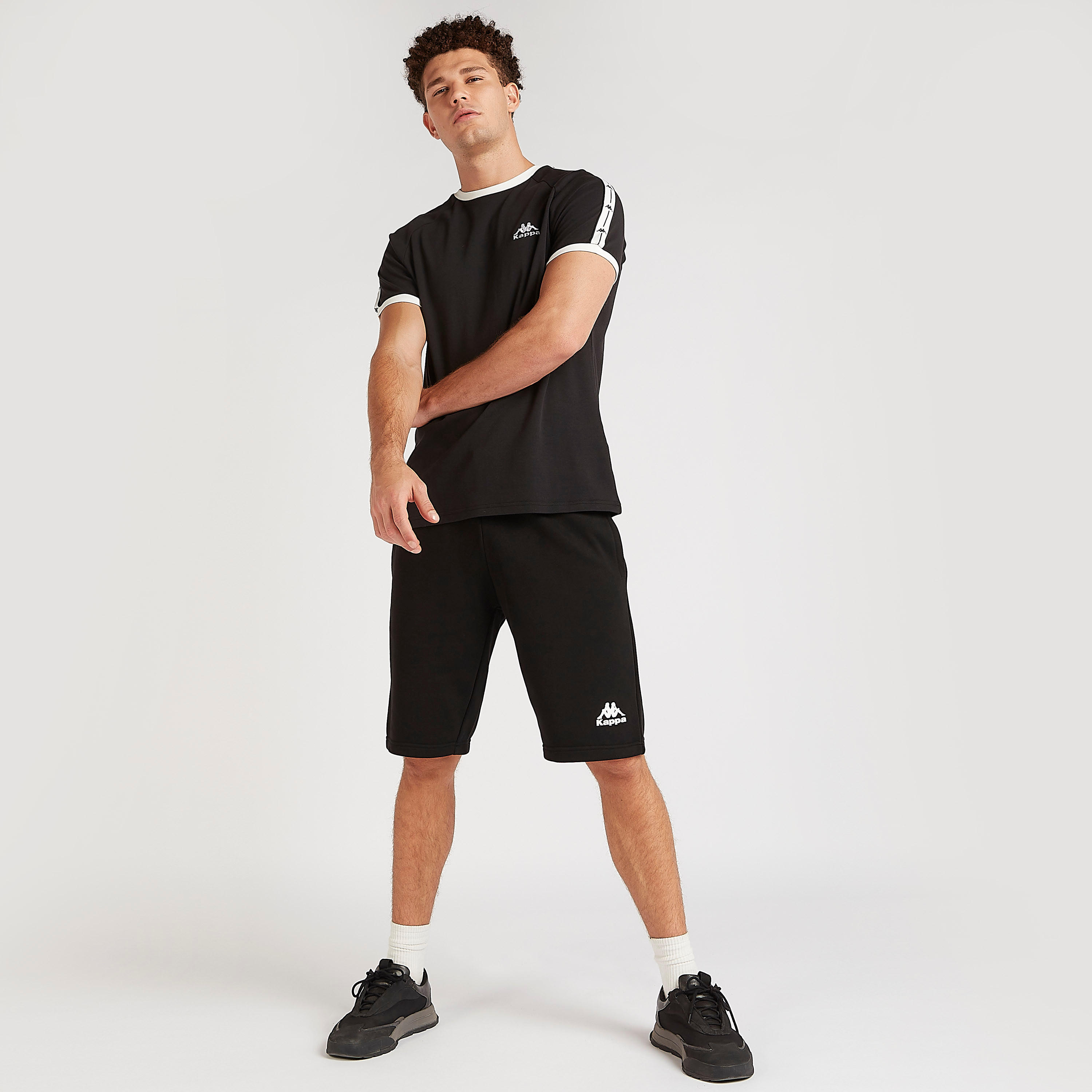 تيشيرت بياقة ضيقة وأكمام قصيرة وطبعات شعار من كابا-men-clothing-sportswearandactivewear-tshirtsandpolos-image-2
