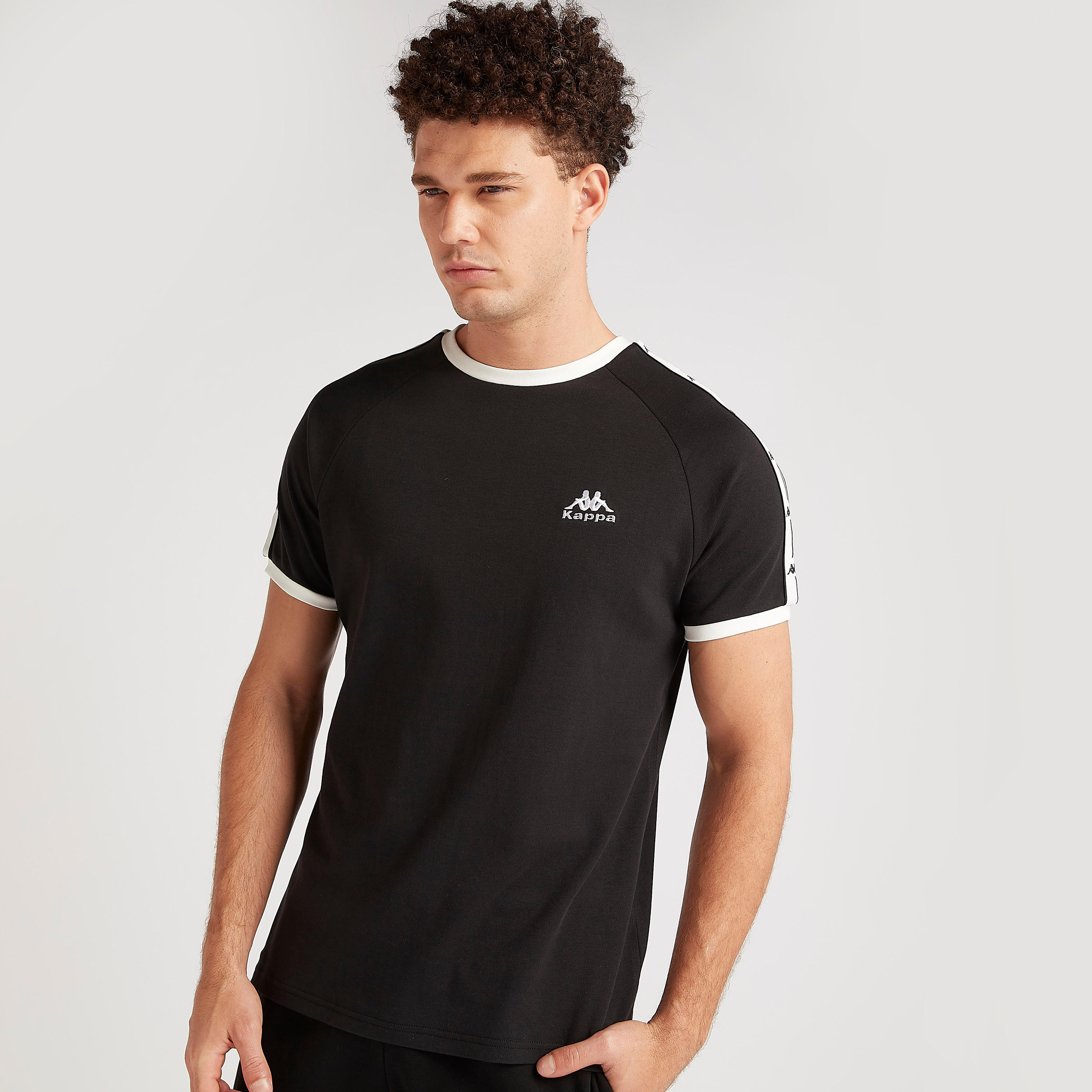 تيشيرت بياقة ضيقة وأكمام قصيرة وطبعات شعار من كابا-men-clothing-sportswearandactivewear-tshirtsandpolos-image-3