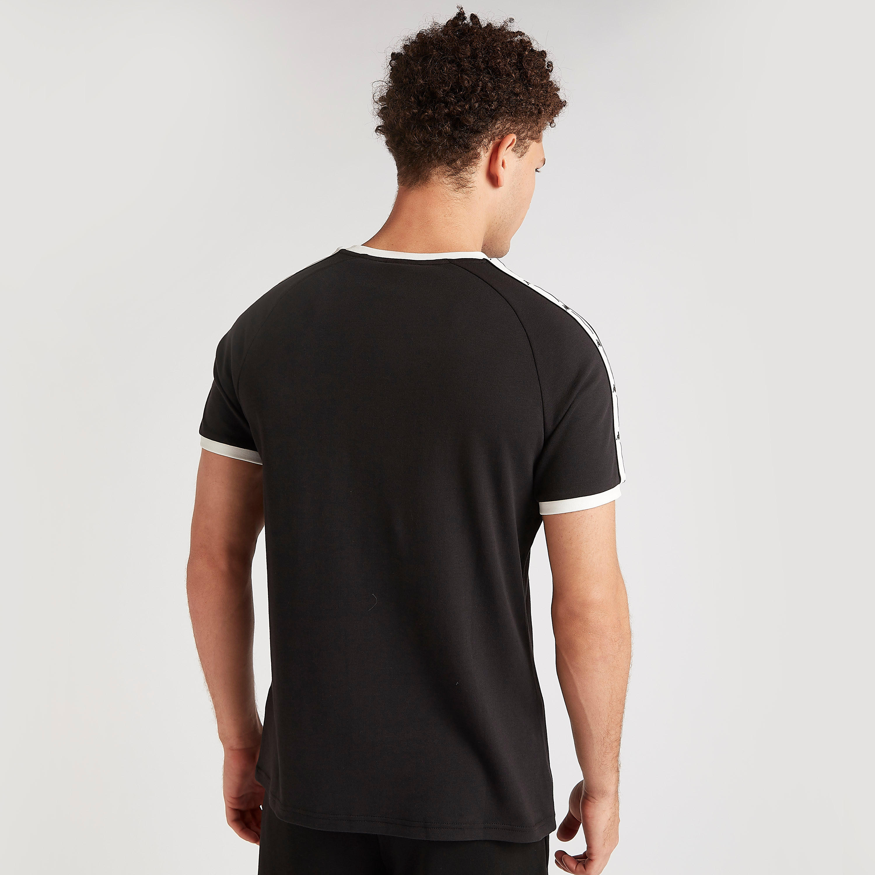 تيشيرت بياقة ضيقة وأكمام قصيرة وطبعات شعار من كابا-men-clothing-sportswearandactivewear-tshirtsandpolos-image-4